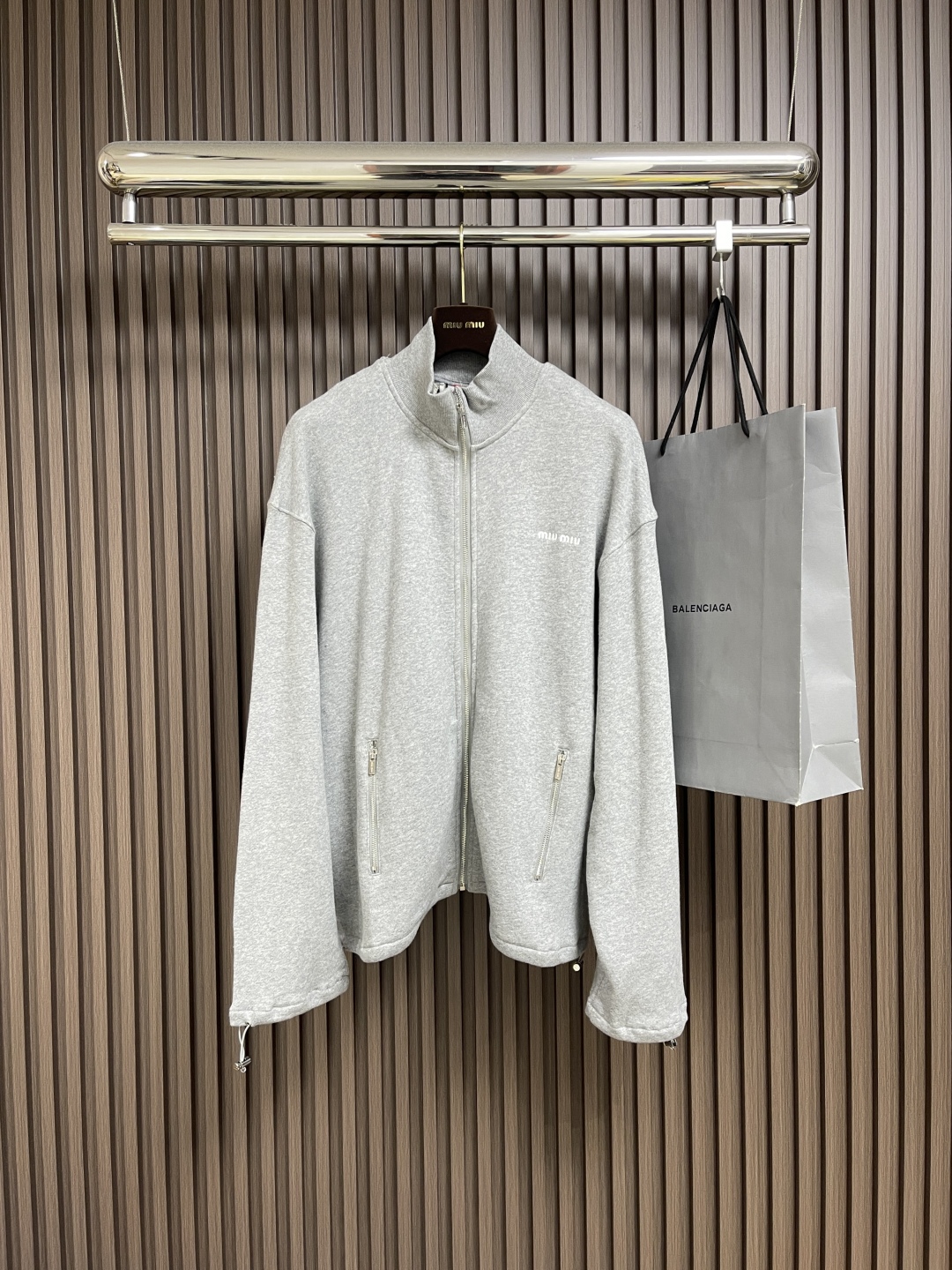 Custom Embroidered Miu Miu Jacket: Soft, Elegant, Symmetrical Design, High-Quality Craftsmanship - 图片 1