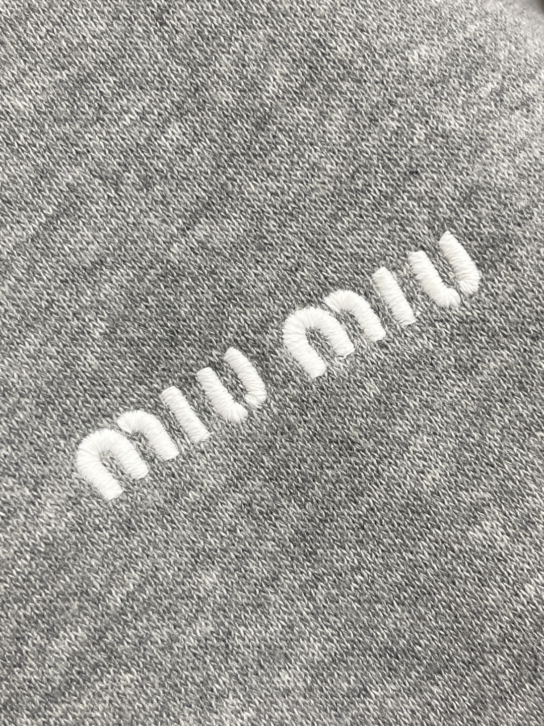 Custom Embroidered Miu Miu Jacket: Soft, Elegant, Symmetrical Design, High-Quality Craftsmanship - 图片 5