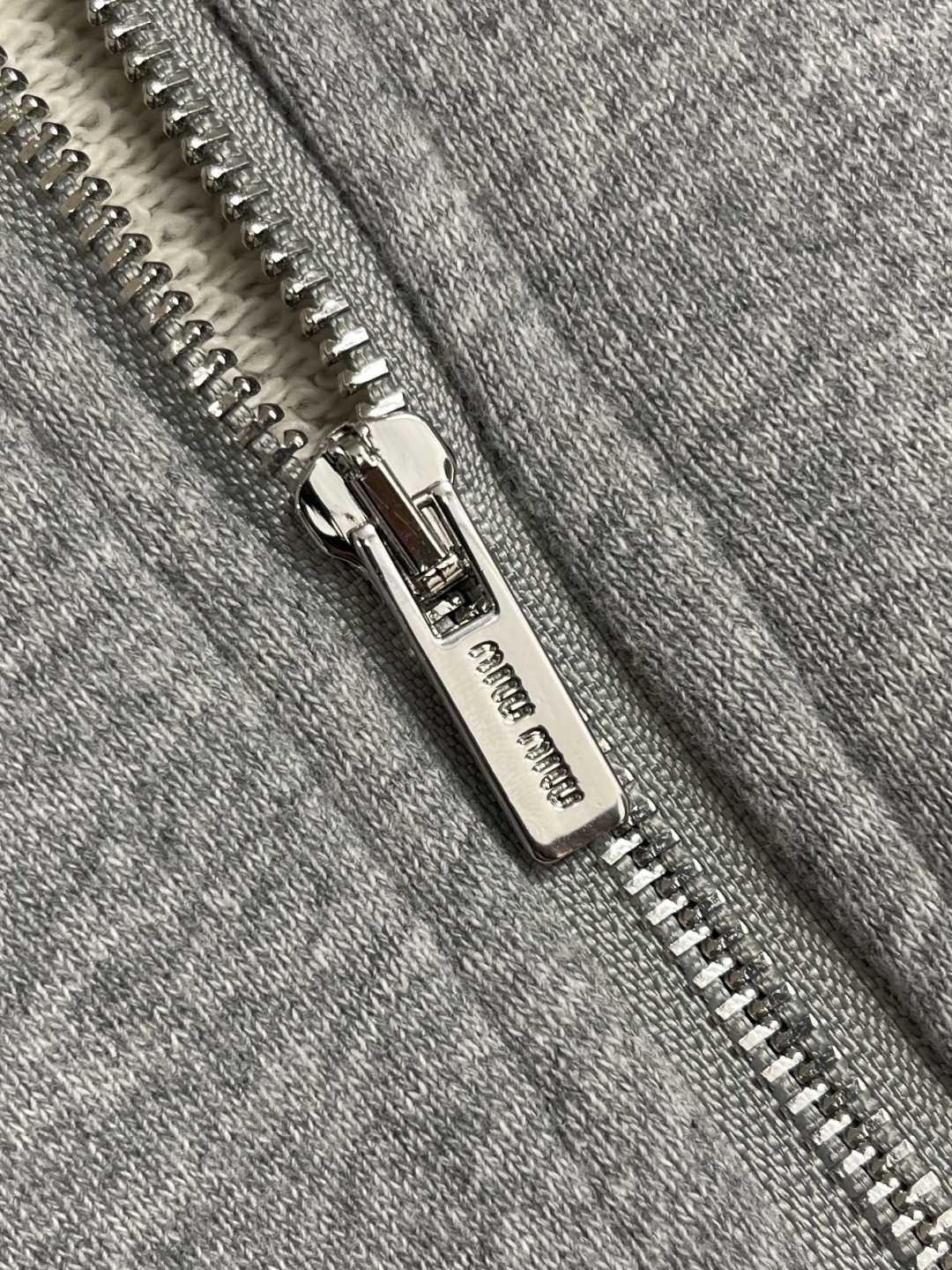 Custom Embroidered Miu Miu Jacket: Soft, Elegant, Symmetrical Design, High-Quality Craftsmanship - 图片 3