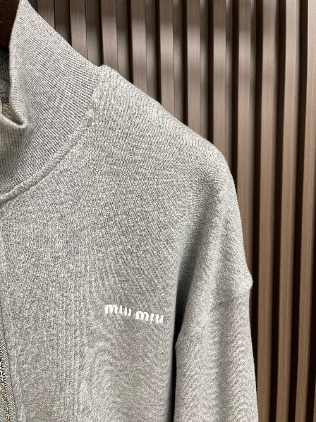 Custom Embroidered Miu Miu Jacket: Soft, Elegant, Symmetrical Design, High-Quality Craftsmanship - 图片 4