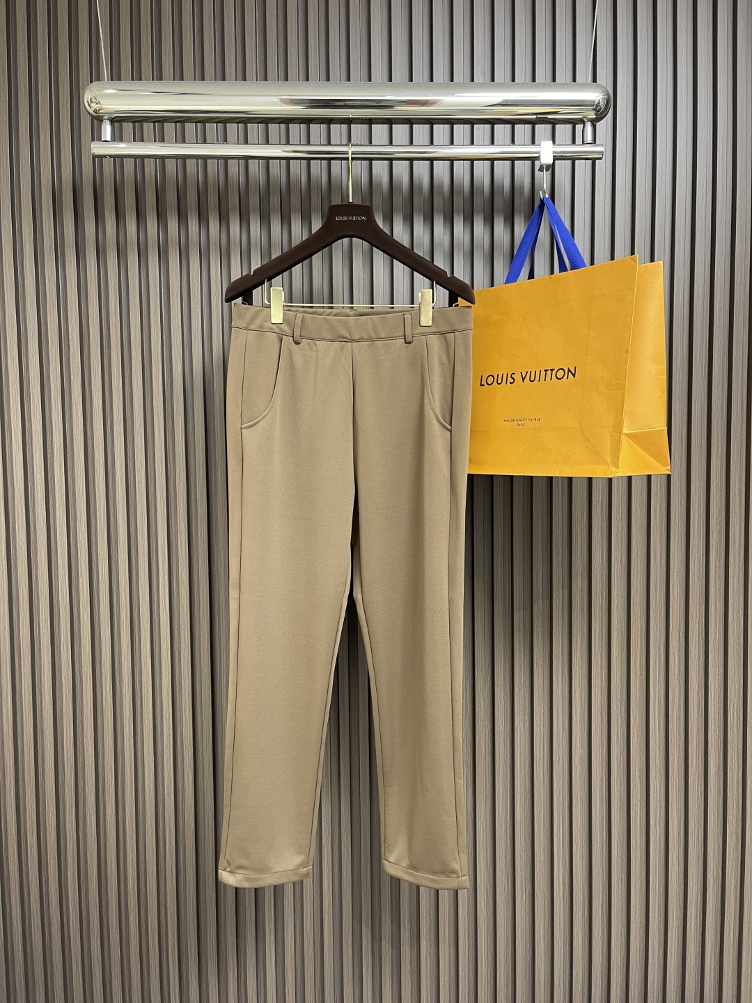 NO:455485,Tops, trousers, PRADA triangle logo jacket and pants suit, made of cotton fabric, soft, very comfortable to wear, and very resistant to fabrication, not easy to pill or deform. The triangle logo on the chest is pressed into a triangle shape with a fine mold, and the three-dimensional feeling is just right. It will not deform no matter how you wash it. The high-end feeling is full, and the seams are fine and even. It is obvious that it is the master's skill. The zipper is also very smooth and it will not be stuck at all when you pull it up. It can be matched with multiple types of clothing to create a fashionable look. Customized auxiliary materials, complete three standards, the same style for men and women!  Size S-XL, prada, jackets & coats,alexander wang19860909上衣 长裤 PRADA 三角标识外套卫裤套装,采用棉质面料,软软乎乎的,穿上身特舒服,还很抗造,不容易起球,变形,胸口的三角徽标,用精细的模具压出三角形状,立体感恰到好处, 怎么洗都不变形,高级感拉满,缝线出细密又均匀,一看就是老师傅的手艺,拉链也很顺滑,拉起来一点也不卡顿,能与多类型服饰搭配营造时尚造型,定制辅料,三标齐全,男女同款！尺码S-XL,,prada,jackets & coats,alexander wang,Men's clothing