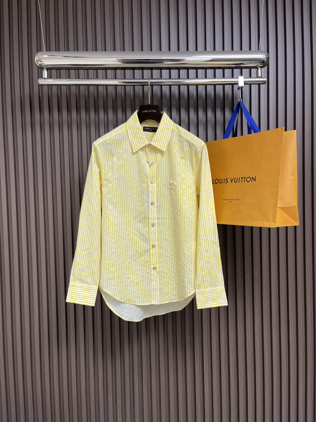 NO:455500,LV bright yellow striped long-sleeved shirt, this cotton long-sleeved shirt is decorated with Monogram jacquard, and then it enriches the visual layer with bright striped prints. The LV Flower rubber patch on the chest is infused with brand charm, and can be combined with other striped items in the same series to interpret the style of overlapping. Size S-XL,,louis vuitton,shirts,alexander wang19860909LV 明亮黄条纹长袖衬衫,本款棉质长袖衬衫以 Monogram 提花铺陈背景,再借明媚条纹印花丰富视觉层次.胸前 LV Flower橡胶贴饰注入品牌韵致,可与同系列其他条纹单品共同演绎叠搭风尚 尺码S-XL,,louis vuitton,shirts,alexander wang,Men's clothing