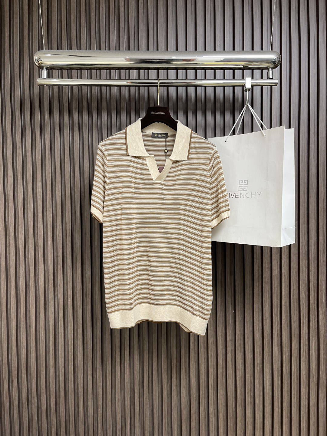 NO:495632,LP Loro Piana  SS brown striped short-sleeved POLO, flax and recycled fiber blended striped round neck short-sleeved, based on the natural relaxation of linen, blending the environmentally friendly toughness of recycled fibers, woven the breathing feeling of 16-needle small round knitted fabric. 4 French Normandy linen and recycled cellulose fiber interweave, retaining the breathability and antibacterial characteristics of linen, and giving the fabric a drooping bones. After washing and pre-shrinking, the touch feels as smooth as clouds and stable as sculptures. Remove the wrinkle easily and retain the calmness of time taming. Inspired by the tidal rhythm along the Mediterranean coast. Each pattern is soaked by plant dyes and colored after 30 days  Art, color fastness is above level 5, and it becomes more warm and old after washing, as if it has left marks after being kissed by the sea breeze. The neckline horizontal machine knitted rib collar is accurately sealed with a 0.3mm mouthpiece machine, fitting the neck curve without marks, embedded invisible support yarn, and not deforming after long-term wear; the flat car seam process, the seam density reaches 16 stitch centimeters, and the boneless seam is as light as the second layer of skin. The cut H-shaped contour is fixed by high-temperature ironing, the shoulder thread is slightly lowered, and the cuffs are folded and double needles are tightly copied, and the precise proportion is hidden in laziness. The pre-shrinkage process adopts low-temperature steam shaping technology to avoid chemical softener residue. Size S-M-L, loro  piana,loro piana,T-shirt,alexander wang19860909LP Loro Piana SS咖色条纹短袖POLO,亚麻与再生纤维混纺条纹圆领短袖,以亚麻的天然松弛为基底,糅合再生纤维的环保韧性,织造出16针小圆机针织面料的呼吸感.4法国诺曼底亚麻与再生纤维素纤维交织,既保留亚麻的透气性与抗菌特质,又赋予面料垂坠筋骨,经洗水预缩定型后,触感如云絮般柔滑,形态稳定如雕塑﹣﹣褪去易皱的桎梏,留存时光驯服的从容.灵感源自地中海沿岸的潮汐律动.每一道纹路由植物染料浸染,经30天定色工艺,色牢度达5级以上,水洗后愈显温润做旧质感,仿若被海风亲吻过的岁月留痕.领口横机针织罗纹领,以0.3mm套口机精准封盘,贴合颈部曲线而不勒痕,内嵌隐形支撑纱线,久穿不变形；平车拼缝工艺,缝线密度达16针厘米,无骨接缝如第二层肌肤般轻盈.剪裁H型廓形经高温整烫定型,肩线微落,袖口内折双针密拷,慵懒中暗藏精准比例.预缩工序采用低温蒸汽定型技术,避免化学柔顺剂残留.尺码S-M-L,,loro piana,loro piana,T-shirt,alexander wang,Men's clothing