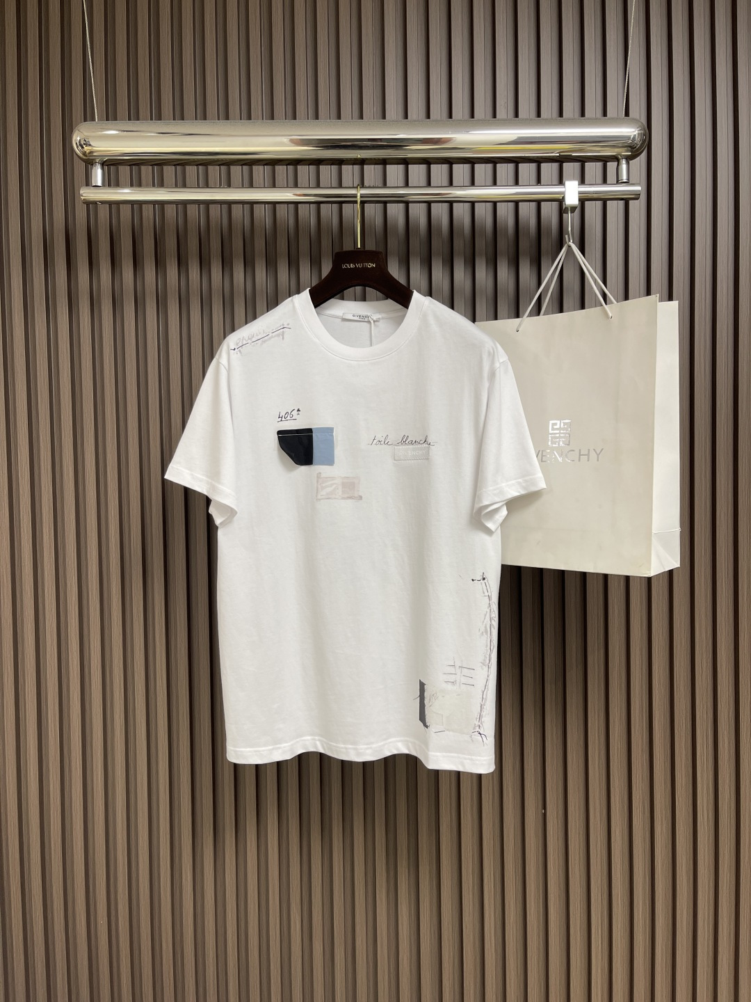 NO:455918,Givenchy 2025SS new tome-view effect pattern short-sleeved T-shirt, with a simple appearance that hides unique ideas, blends art and trends, low-key and yet stylish, showing French luxury taste. Select high-quality fabrics, skin-friendly and breathable, and comfortable and comfortable on the upper body. Whether it is matched with casual display of summer refreshment or creating a casual street style, you can easily become popular!  The same style for men and women!  Size S-XL, given, T-shirt,tees,t-shirt,alexander wang19860909Givenchy 2025SS新款错视效果图案短袖T恤,简约外观下藏着独特思巧,融合艺术与潮流,低调又不失格调,彰显法式奢华品味.甄选优质面料,亲肤透气,上身舒适自在.不管是搭配休闲展现夏日清爽,还是配上打造随性街头风,都能轻松出圈！男女同款！尺码S-XL,,givenchy,T-shirt,tees，t-shirt,alexander wang,Men's clothing