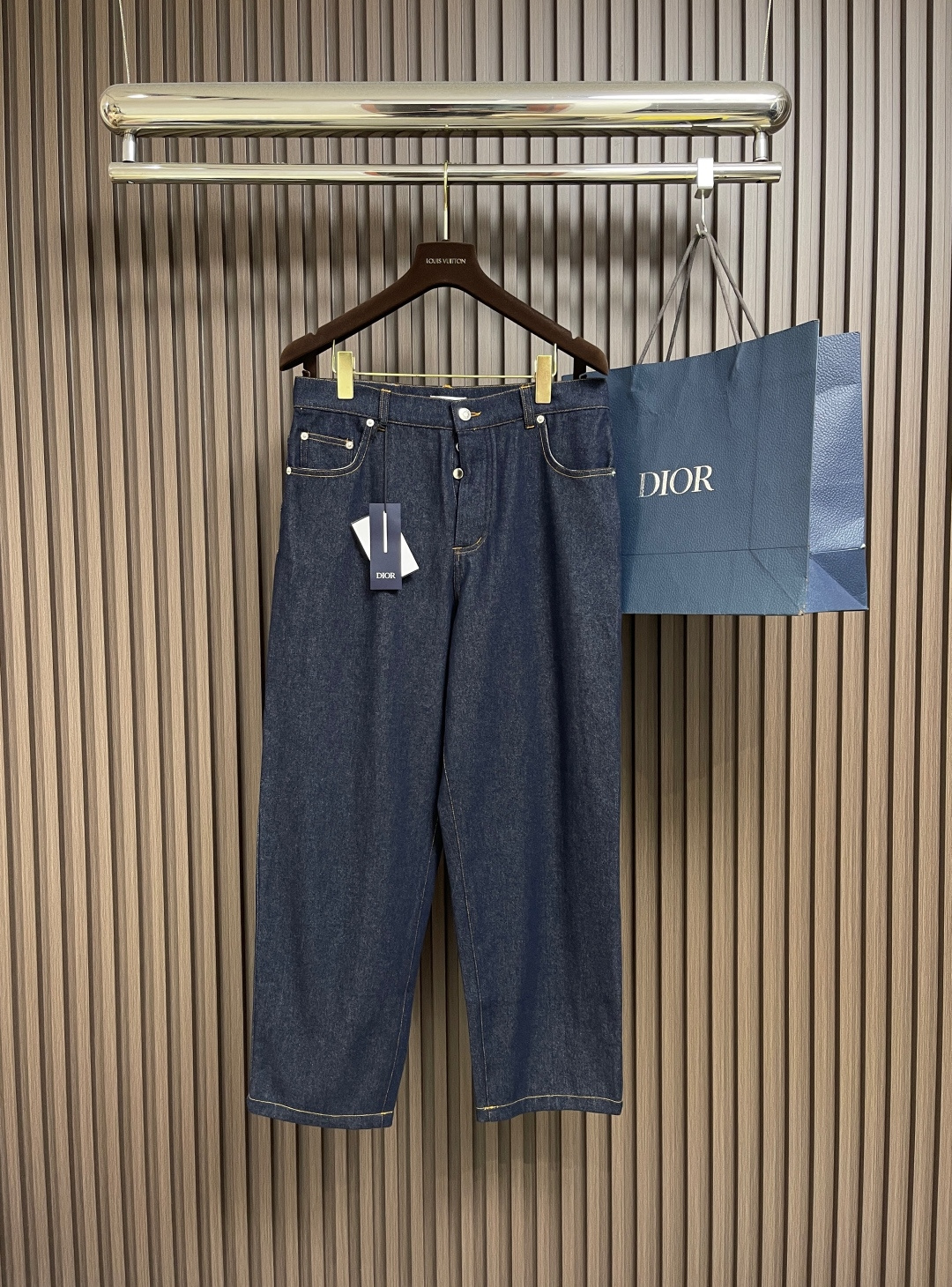 NO:455486,Jeans Dior plain blue denim jacket jeans suit is a new product in the fall 2025 series, adding a stylish style to the style. It is carefully crafted from navy blue light cotton twill fabric, comfortable fit, and the back is decorated with Cistian Couture leather sign. It can be worn easily or with a T-shirt. Size S-XL 46-52,,dior,jeans,jackets & coats,tees,t-shirt,alexander wang19860909牛仔衣牛仔裤 Dior 素蓝牛仔外套牛仔裤套装,是二零二五秋季系列新品,为式增添时尚风格.采用海军蓝色轻盈棉质斜纹面料精心制作,舒适版型,背面饰以 Cistian Couture皮革标牌.可与轻松搭配或与T恤搭配敞开穿着.尺码S-XL 46-52,,dior,jeans,jackets & coats,tees，t-shirt,alexander wang,Men's clothing