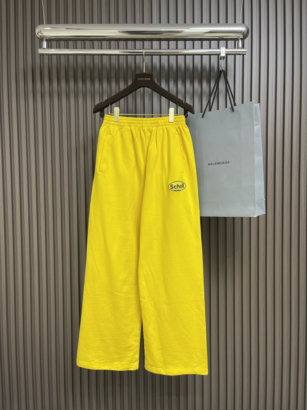 NO:455481,BALENCIAGA Balenciaga embroidered casual pants are made of pure cotton fabric, comfortable and soft, breathable and sweat-absorbing on the upper body, exquisite embroidery embroidery on the legs, dense and even stitches, smooth and natural lines of the LOGO, the dark blue embroidery thread and the bright yellow combination of the pants, the elastic band at the waist is designed, and there is no sense of restraint when moving, and it will not panic. It can be matched with multiple types of clothing to create a fashionable look, customized auxiliary materials, complete three standards, the same style for men and women!  Size XS-L, balenciaga, balenciaga, alexander wang19860909BALENCIAGA 巴黎世家刺绣休闲裤,采用纯棉面料制作,舒适柔软,上身透气又吸汗,裤腿上精致的刺绣点缀,针脚又密又均匀,LOGO的线条流畅自然,深蓝色的绣线与裤子的明黄色搭配都相得益彰,腰部松紧带设计,活动起来毫无束缚感,不会勒的慌,能与多类型服饰搭配营造时尚造型,定制辅料,三标齐全,男女同款！尺码XS-L,,balenciaga,balenciaga,alexander wang,Men's clothing