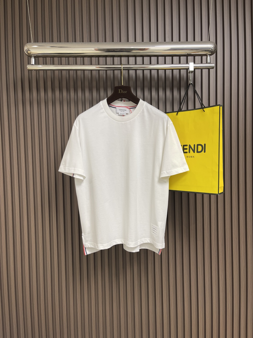 NO:455934,Thom Browne TB 2025SS summer new short-sleeved T-shirt, customized original grade 100% cotton fabric, wash-up styling, design inspiration from the pre-school logo, precision fixed woven THOM classic four-bar webbing decorative armband details, brand logo under the back collar three-color strip decoration, all details are in place, the same quality as men and women, summer essentials. Size 1-2-3-4,,T-shirt,tees,t-shirt,alexander wang19860909Thom Browne TB 2025SS夏季新款短袖T恤,定制原版级百分百棉面料,洗水定型,设计灵感源自东海岸的预科生标志,精密定织THOM经典四道杠织带装饰袖标细节 后幅领下品牌标志三色彩条装饰,所有细节到位品质感立现 男女同款 夏天必备品.尺码1-2-3-4,,T-shirt,tees，t-shirt,alexander wang,Men's clothing