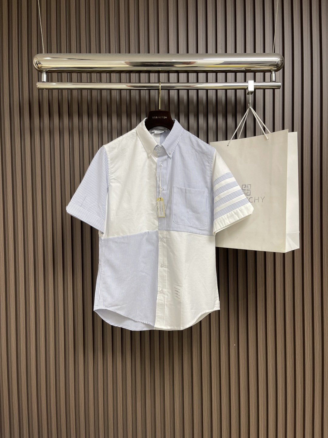 NO:456990,Thom Browne TB spliced ​​contrasting short-sleeved shirt, customized fine webbing, simple and not simple, pure cotton Oxford fabric, sweat-absorbing and breathable, arc hem. Size 1-2-3-4,,shirts,T-shirt,alexander wang19860909Thom Browne TB 拼接撞色短袖衬衫,定制细织带包边 简约不简单 纯棉牛津纺面料 吸汗透气 圆弧下摆.尺码1-2-3-4,,shirts,T-shirt,alexander wang,Men's clothing