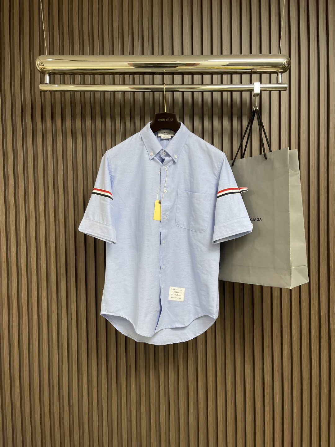 NO:505738,TB ThomBrowne Tom Brown Double-sleeved webbing short-sleeved shirt, a classic series of short-sleeved shirts, double-sleeved red, white and blue webbing design, trendy and fashionable, versatile style, highlighting the details and quality. Size 1-2-3-4,,thom browne,shirts,T-shirt,alexander wang19860909TB ThomBrowne汤姆布朗 双袖织带短袖衬衫 万年经典系列之短袖衬衫,双袖红白蓝织带设计,潮流时尚,百搭款,凸显细节品质.尺码1-2-3-4,,thom browne,shirts,T-shirt,alexander wang,Men's clothing