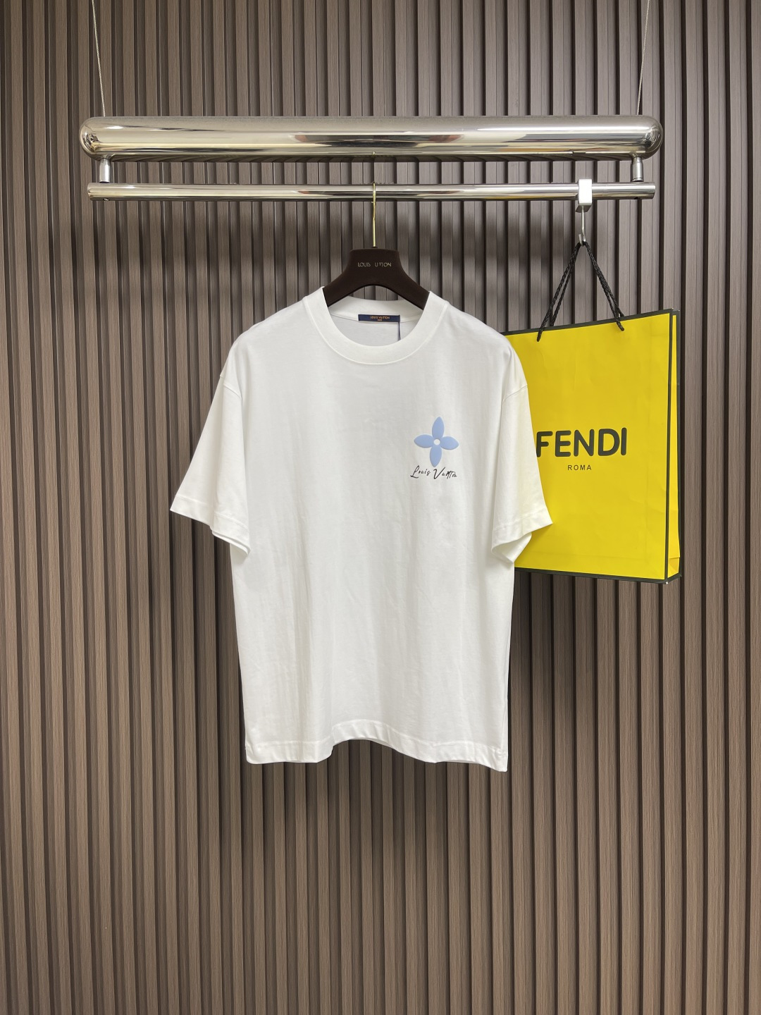 NO:456981,LV printed short-sleeved T-shirt adopts digital technology. Inkjet printing can achieve complex patterns and rich colors, spray ink evenly onto the surface of the fabric to form high-precision printing patterns. Drying and vaporization can promote the full combination of ink and fabric fibers, improve the firmness and brightness of color, and high-precision printing ensures the clarity and detail performance of the printing patterns. Size S-XXL Size bust 110cm 73cm shoulder width 53cm M size bust 114cm 74cm shoulder width 55cm L size bust 118cm 75cm shoulder width 57cm XL size bust 122cm 76cm shoulder width 59cm XXL size bust 126cm 77cm shoulder width 61cm,,louis  vuitton, T-shirt,tees,t-shirt,alexander wang19860909LV 印花短袖T恤,采用了数码技术,喷墨印花可以实现复杂的图案和丰富的色彩,将墨水均匀喷射到织物表面,形成高精度的印花图案.烘干和蒸化可以促使墨水与织物纤维充分结合,提高色彩的牢固度和鲜艳度,高精度打印确保印花图案的清晰度和细节表现.尺码S-XXL S码胸围110cm衣长73cm肩宽53cm M码胸围114cm衣长74cm肩宽55cm L码胸围118cm 衣长75cm肩宽57cm XL码胸围122cm 衣长76cm肩宽59cm XXL码胸围126cm 衣长77cm 肩宽61cm,,louis vuitton,T-shirt,tees，t-shirt,alexander wang,Men's clothing