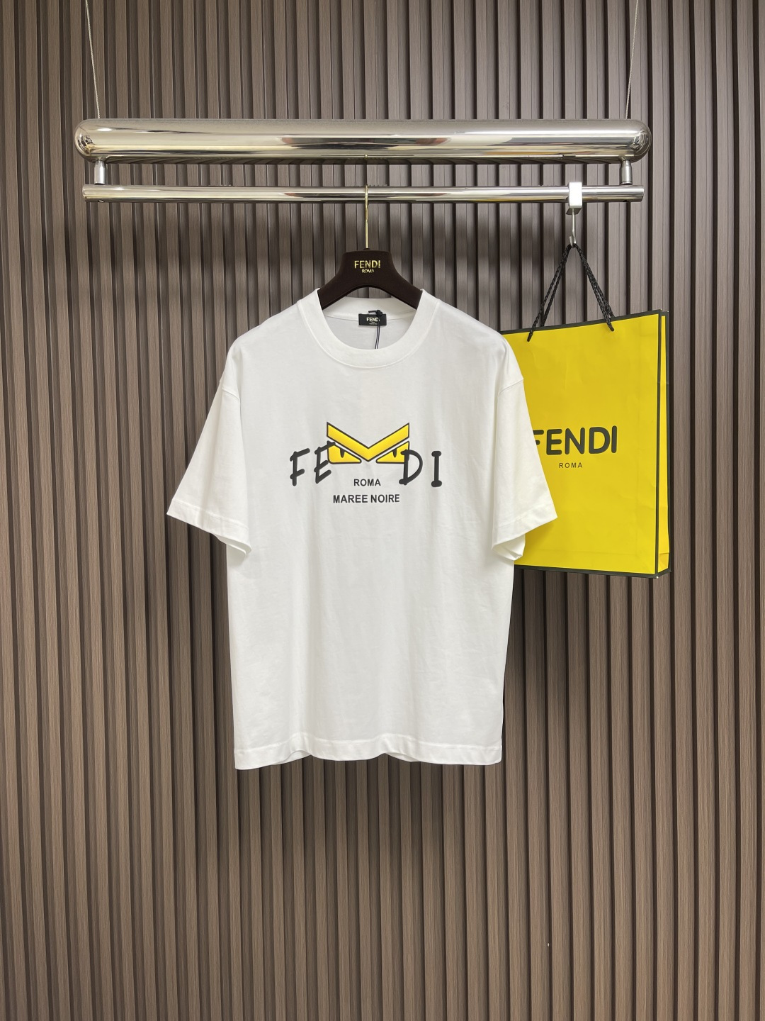 NO:456986,Fendi logo logo printed round neck short-sleeved T-shirt!  Custom-made fabrics are provided with smooth touch, but they are crisp and stylish, with a full texture on the upper body!  The overall size is simple and generous without losing style, with a strong sense of upper body, absolutely at the forefront of fashion, very comfortable to wear, no need to say anything about the trouser style and cutting, the upper body is exquisite and vivid, and is truly a palace-level, capable of all occasions whether it is sports or leisure. Size S-XXL S bust 110cm long 73cm shoulder width 53cm M bust 114cm long 74cm shoulder width 55cm L bust 118cm long 75cm shoulder width 57cm XL bust 122cm long 76cm shoulder width 59cm XXL bust 126cm long 77cm shoulder width 61cm, fendi, T-shirt,tees, t-shirt,alexander wang19860909Fendi logo标识印花圆领短袖T恤！客供定制面料,触感顺滑,却又挺括有型,上身质感十足！ 整体简洁大方而不失格调,上身感极强,绝对走在时尚最前端,穿着非常舒适,裤型款式和裁剪亦无需多言,上身精致跃然,真正殿堂级的,无论是运动还是休闲时候都能胜任各种场合.尺码S-XXL S码胸围110cm衣长73cm肩宽53cm M码胸围114cm衣长74cm肩宽55cm L码胸围118cm 衣长75cm肩宽57cm XL码胸围122cm 衣长76cm肩宽59cm XXL码胸围126cm 衣长77cm 肩宽61cm,,fendi,T-shirt,tees，t-shirt,alexander wang,Men's clothing