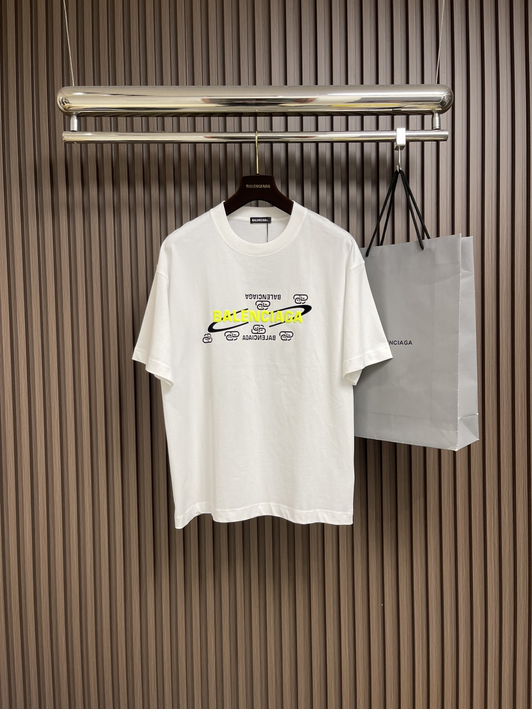 NO:455941,Balenciaga 2025ss summer new art printed short-sleeved T-shirt, ready-to-wear wash short-sleeved T-shirt.  The fabric is made of Paris ZP fixed woven fixed dyed full cotton double yarn tight cotton.  Gram weight is 260 grams, and the cloth is clean.  The fabric is clear, soft and comfortable, and the threads are fixed dyed without color difference. The classic pattern is printed with environmentally friendly imported materials, with clear letters and three-dimensional effect. Restore the brick cabinet.  Washing clothes for old clothes, hand-mixed by multiple pieces. Production of overweight technology, sizes S-XXL, balenciaga, T-shirt, tees, t-shirt, alexander wang19860909Balenciaga 2025ss夏季新款艺术印花短袖T恤,成衣水洗短袖T恤．面料采用巴黎ZP定织定染全棉双纱紧密棉．克重260克,布面干净．布纹清晰,柔软舒适,螺纹采用定染无色差.经典图案采用环保进口材料印花,字母清晰,效果立体.还原砖柜．成衣水洗作旧,多位手工磨烂.超重工艺生产,尺码S-XXL,,balenciaga,T-shirt,tees，t-shirt,alexander wang,Men's clothing