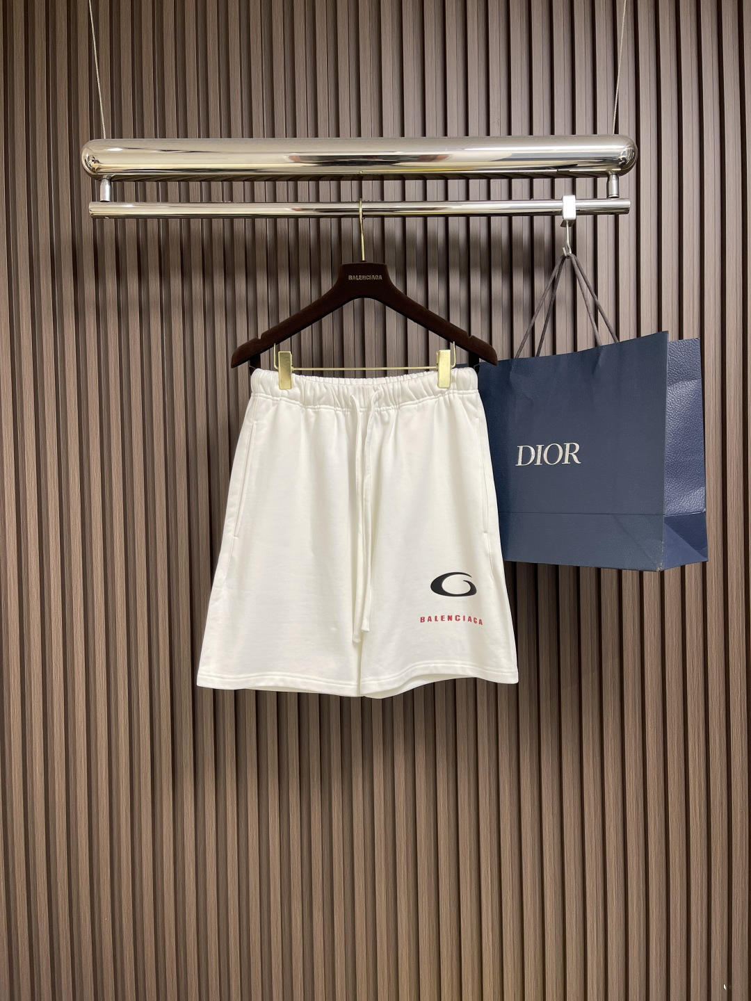 NO:455464,Balenciaga 2025ss classic five-point loose silhouette shorts, classic ceiling-level style, and a must-have for everyone!  !  The classic style is really about the details of the fabric!  !  Top-grade ordered dyed original beef tripe cotton dyed fabric!  !460g ultra-high gram weight ensures the skin-friendly performance of the fabric!  !  The environmentally friendly original version is consistent and meticulously printed, with perfect small details meticulous!  Size S-XL, balenciaga, shorts, alexander wang19860909Balenciaga 2025ss经典款五分宽松廓形短裤,天花板级别的经典款,万年青短裤人手必入！！经典的款实打实就是玩面料细节！！顶级订染原版牛肚棉染色面料！!460g超高克重同时保证了面料的亲肤性能！！环保原版一致缜密小印花,完美小细节一丝不苟！尺码S-XL,,balenciaga,shorts,alexander wang,Men's clothing