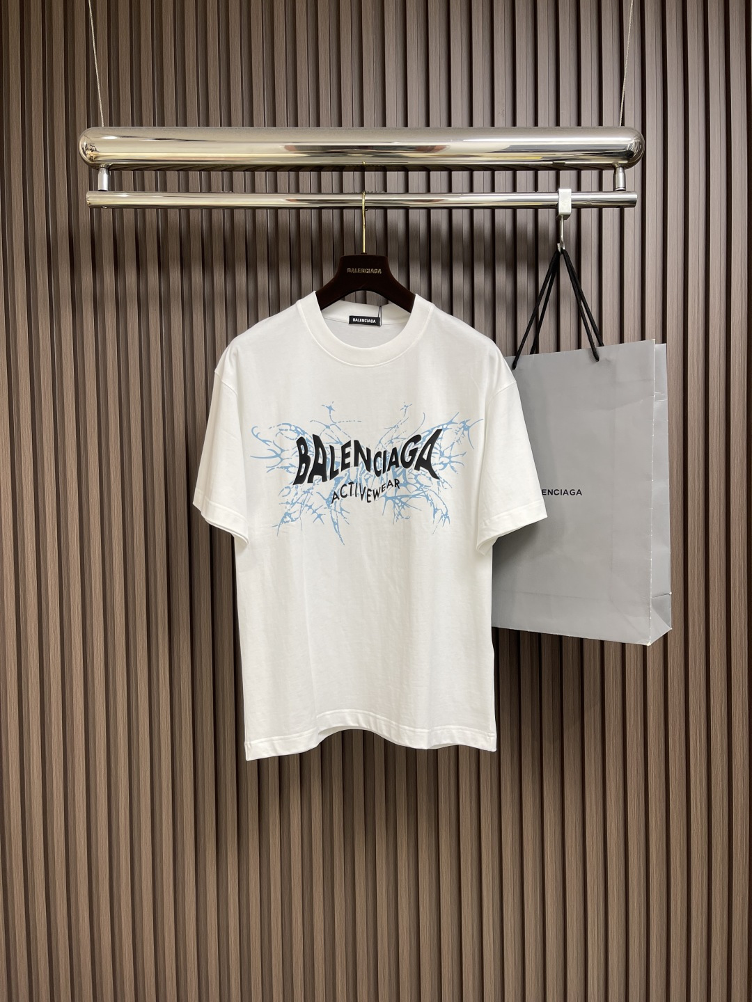 NO:456971,Balenciaga Graffiti Letter Logo Short-sleeved T-shirt Unique Fashionable and creative graffiti pattern Casual and loose fit Suitable for all body shapes White and slim upper body Customized 40 double yarn fabric Soft and comfortable feel The same style for men and women. Size S-XXL Size bust 110cm 73cm Shoulder width 53cm M size bust 114cm 74cm Shoulder width 55cm L size bust 118cm L length 75cm Shoulder width 57cm XL size bust 122cm L length 76cm Shoulder width 59cm XXL size bust 126cm L length 77cm Shoulder width 61cm, ,balenciaga, T-shirt,tees, t-shirt,alexander wang19860909Balenciaga 涂鸦字母logo短袖T恤 独具时尚创意的涂鸦图案 休闲宽松版型 适合各种身材 上身显白显瘦 定制40支双纱面料 手感柔软舒适 男女同款.尺码S-XXL S码胸围110cm衣长73cm肩宽53cm M码胸围114cm衣长74cm肩宽55cm L码胸围118cm 衣长75cm肩宽57cm XL码胸围122cm 衣长76cm肩宽59cm XXL码胸围126cm 衣长77cm 肩宽61cm,,balenciaga,T-shirt,tees，t-shirt,alexander wang,Men's clothing