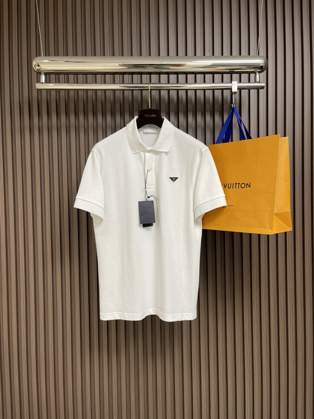 NO:456952,Prada cotton polo shirt, made of organic cotton in primary color, soft texture, thin fabric, delicate and clear texture, loose and comfortable style, and the upper body effect is very handsome!  The enamel triangular metal logo is exquisite and flawless and compact, reflects the brand elements, is low-key, restrained and lustery, and has a decorative effect and is recognizable. The design of the blunt collar is particularly youthful and full of softness. Size S-XL, prada, alexander wang19860909Prada 棉质polo衫,采用原色有机棉,质地柔软,面料轻薄,纹理细腻清晰,版型宽松舒适,上身效果非常帅气！珐琅三角金属标,精致无暇又小巧,体现品牌元素,低调内敛光泽感十足,又起到装饰效果具有辨识度钝性领子设计特显年轻活力,柔和感十足.尺码S-XL,,prada,alexander wang,Men's clothing