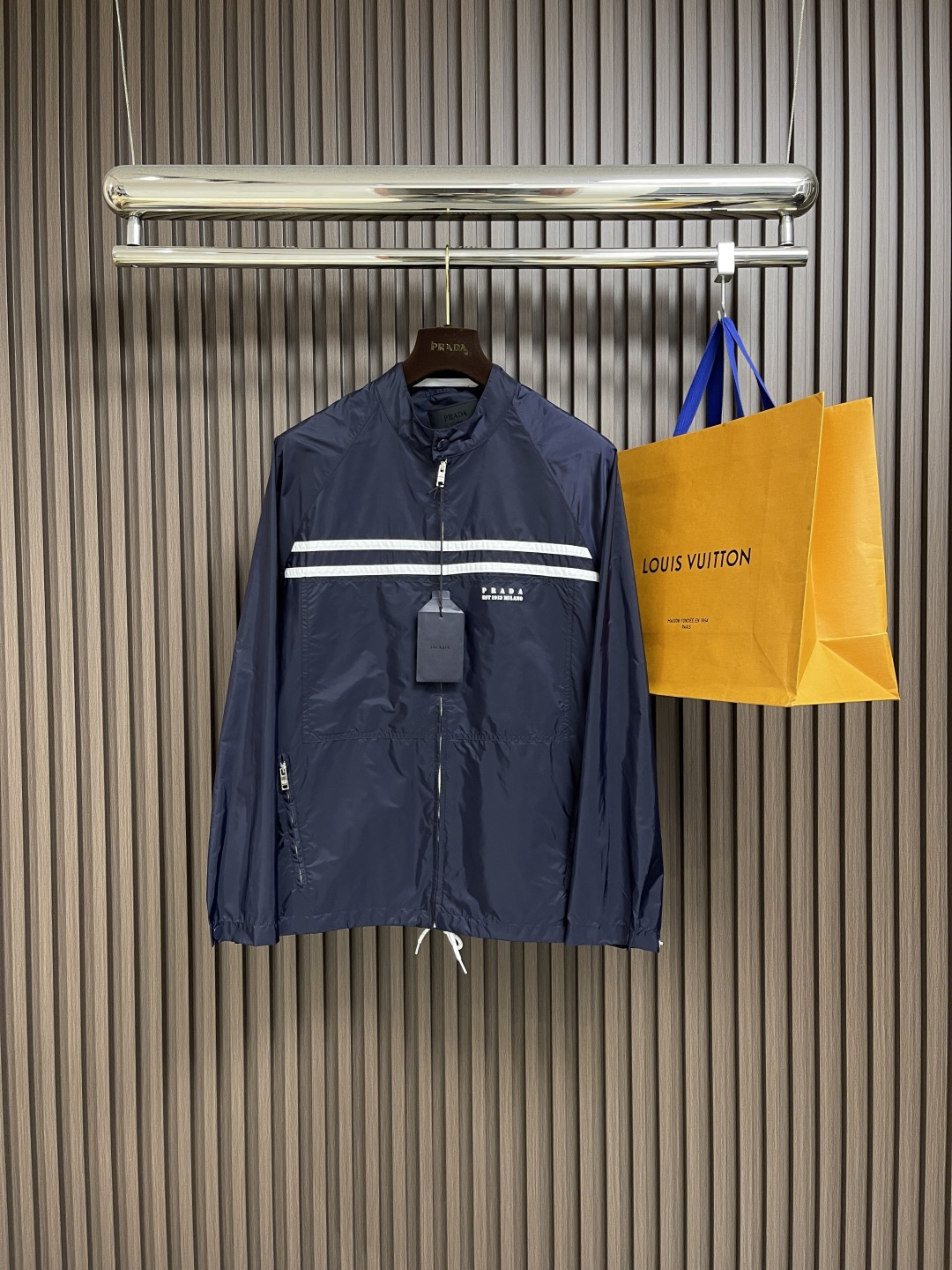 NO:456994,PRADA color-blocked printed striped jacket, made of woven cotton fabric, comfortable and soft texture, skin-friendly and breathable, the inner lining is the same color, ragdoll sleeve design, striped color-blocked, the chest is decorated with letter logo print, metal zipper opening and closing placket, drawstring bottom hem, the overall line is straight and delicate, the fabric is comfortable and soft, the color is consistent and there is no color difference. It can be matched with the same style to create a fashionable look, control various occasions, customized auxiliary materials, complete three standards, the same style for men and women. Size S-XL,,prada, jackets & coats, jackets & coats, alexander wang19860909PRADA 拼色印花条纹夹克外套,采用梭织棉面料匠心制作,质感舒适柔软,亲肤透气,内里同色系里布,插肩袖设计,条纹拼色,胸口饰以字母徽标印花点缀,金属拉链开合门襟,抽绳底边下摆,整体走线平直细腻,面料舒适柔软,颜色一致无色差 能与同款搭配营造时尚造型,驾驭各种场合,定制辅料,三标齐全,男女同款.尺码S-XL,,prada,jackets & coats,jackets & coats,alexander wang,Men's clothing