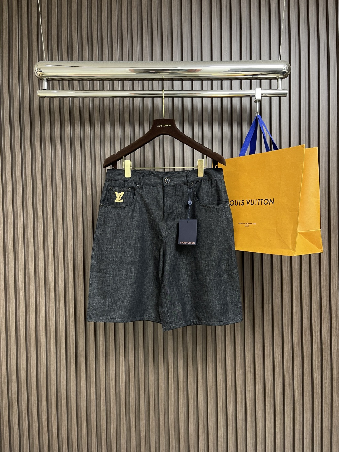 NO:456963,Top Shorts LV 2025Ss new black cotton lapel short sleeve shirt shorts suit, custom comfortable cotton fabric, LV Raffia embroidery crafts outlines LV letters on the chest pocket, handwritten brand logo on the back, matched with exquisite button design, buttons are equipped with metal base, front chest patch pocket. Size S-XL 30-32-34-36,,louis vuitton, shorts, T-shirt, alexander wang19860909上衣 短裤 LV 2025Ss新款黑色棉布翻领短袖衬衣短裤套装,采用订制舒适棉质布料,LV Raffia刺绣工艺胸前口袋勾勒LV 字母,背后呈现手写体品牌标识,搭配考究纽扣设计,纽扣配有金属底座,前胸贴布口袋.尺码S-XL 30-32-34-36,,louis vuitton,shorts,T-shirt,alexander wang,Men's clothing