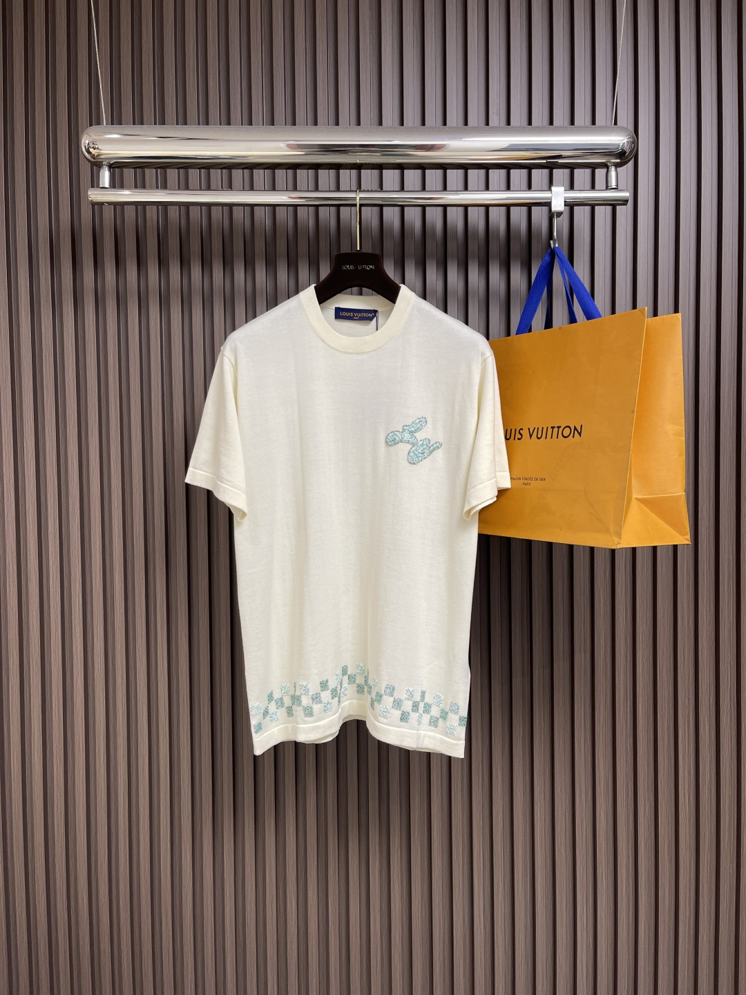 NO:498144,LV ceramic bead wool short-sleeved T-shirt, with 40 combed cotton wool materials, and knitting with imported 14-pin Sima machine. A single piece takes 160 minutes. Ceramic beads are ordered and dyed with YB, and 0.2 beads are used for 5,600 pieces of clothing. Embroidery is made of Tanjima precision machine for bead embroidery. Manual inspection of each bead requires a lot of manual beading to ensure that each piece is arranged in an orderly manner, and then hand-tied knots, sewing and shaping. The overall line is straight and delicate, the fabric is comfortable and soft, and the color is consistent and has no color difference. It can be matched with the same style to create a fashionable shape, control various occasions, customize auxiliary materials, complete three standards, the same style for men and women!  Size S-XL, louis vuitton, T-shirt,tees, t-shirt,alexander wang19860909LV 陶瓷珠毛织短袖T恤,毛料选用40支精梳棉,运用进口14针司马机进行编织,单件耗时160分钟,陶瓷珠对YB订染颜色,0.2珠子一件衣服需要用到5600粒,刺绣采用田岛精机进行珠绣,每粒珠子进行人工检验需要耗费大量人工进行补珠,确保每一粒排列有序,再到手工打结,缝盘、定型.整体走线平直细腻,面料舒适柔软,颜色一致无色差 能与同款搭配营造时尚造型,驾驭各种场合,定制辅料,三标齐全,男女同款！尺码S-XL,,louis vuitton,T-shirt,tees，t-shirt,alexander wang,Men's clothing