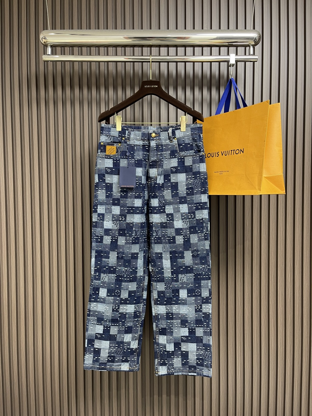 NO:458881,LV DAMIER skateboard jeans, this skateboard jeans are from the 2025 autumn and winter series jointly presented by Pharrell Williams and Nigo. They incorporate the brand's classic elements into the Damier plaid, and pay attention to the traditional Japanese patchwork craftsmanship with the attention-grabbing effect. They can create a show style with the same jacket. Size S-XL 29-30-31-32 The counter is large, louis vuitton, jeans, jackets & coats, alexander wang19860909LV DAMIER 滑板牛仔裤,本款滑板牛仔裤出自 Pharrell Williams与Nigo 联袂呈献的2025秋冬系列,为Damier 格纹融入品牌经典元素,以瞩目拼缝效果致意日本传统拼布工艺,可与同款夹克共筑秀场造型.尺码S-XL 29-30-31-32 专柜码数 偏大,,louis vuitton,jeans,jackets & coats,alexander wang,Men's clothing