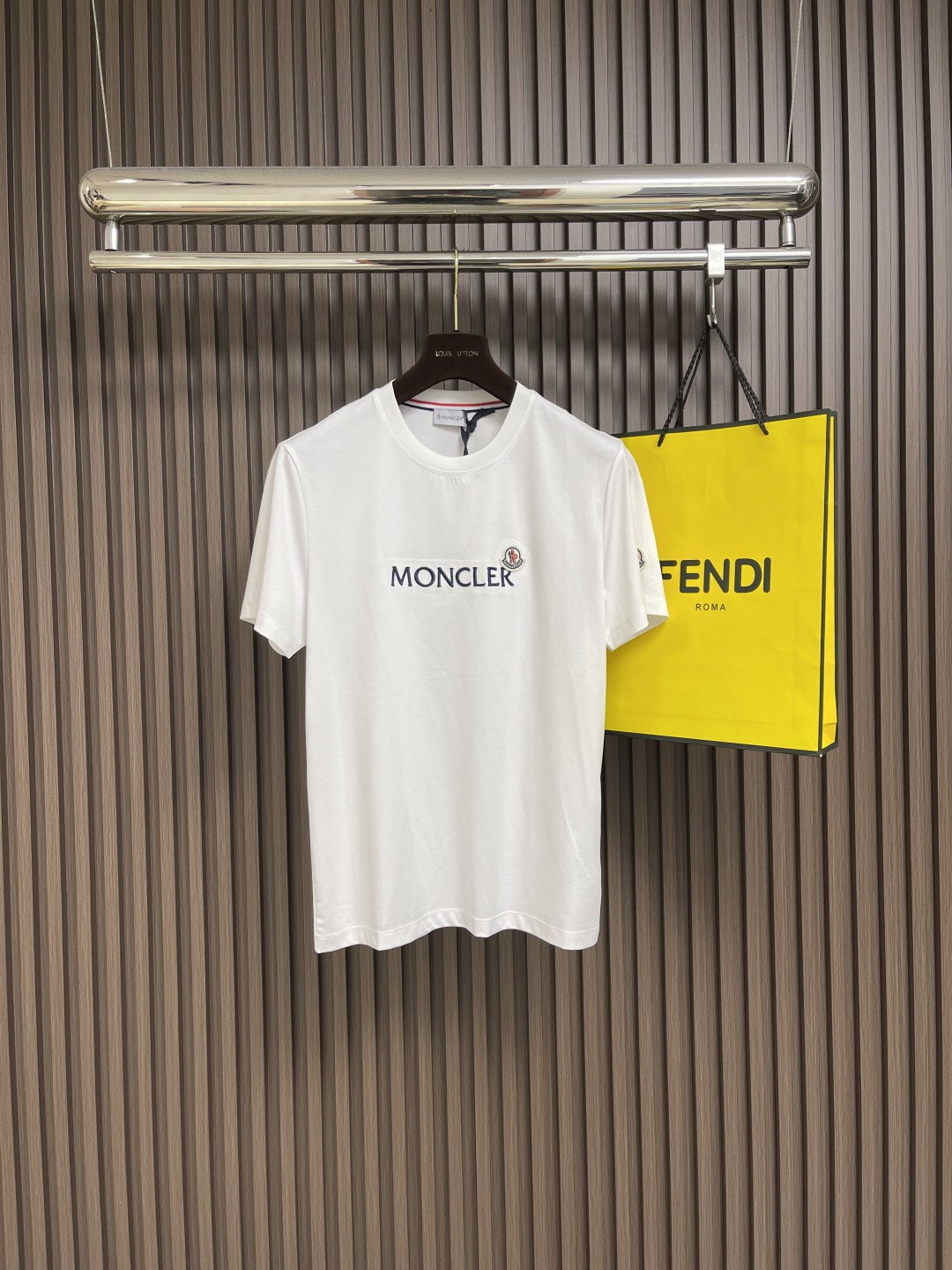 NO:499923,MONCLER embroidered short-sleeved T-shirt, with 20 strands of plain fabric, 220 grams of fabric, and the fabric is washed and fixed and fixed. The thread is matched with 1*1 double yarn thread 260 grams. The embroidery is embroidered with imported machines, and the size and color of each letter are the same as the original. Made of cotton jersey knitted fabric, the overall thread is straight and delicate, the fabric is comfortable and soft, and the color is consistent without color difference. It can be matched with the same style to create a fashionable look, and control various occasions, customize auxiliary materials, complete three standards, the same style for men and women!  Size M-3XL, T-shirt,tees,t-shirt,alexander wang19860909MONCLER 刺绣标识短袖T恤,采用20支平纹面料,面料克左220克,面料布匹洗水固定版型与固色.螺纹搭配1*1双纱螺纹260克.刺绣采用进口机绣出完整绣品,每一个字母尺寸颜色都与原版一致.采用棉质平纹针织面料制成,整体走线平直细腻,面料舒适柔软,颜色一致无色差 能与同款搭配营造时尚造型,驾驭各种场合,定制辅料,三标齐全,男女同款！尺码M-3XL,,T-shirt,tees，t-shirt,alexander wang,Men's clothing