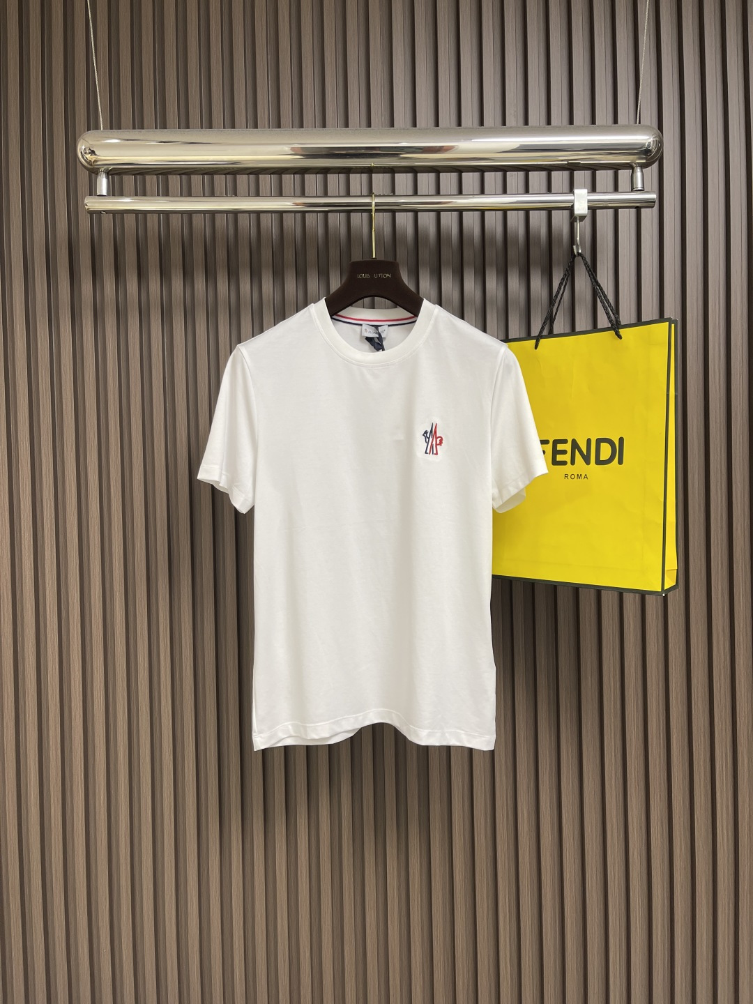 NO:499933,MONCLER embroidered short-sleeved T-shirt, with 20 strands of plain fabric, 220 grams of fabric, and the fabric is washed and fixed and fixed. The thread is matched with 1*1 double yarn thread 260 grams. The embroidery is embroidered with imported machines, and the size and color of each letter are the same as the original. Made of cotton jersey knitted fabric, the overall thread is straight and delicate, the fabric is comfortable and soft, and the color is consistent without color difference. It can be matched with the same style to create a fashionable look, and control various occasions, customize auxiliary materials, complete three standards, the same style for men and women!  Size M-3XL, T-shirt,tees,t-shirt,alexander wang19860909MONCLER 刺绣标识短袖T恤,采用20支平纹面料,面料克左220克,面料布匹洗水固定版型与固色.螺纹搭配1*1双纱螺纹260克.刺绣采用进口机绣出完整绣品,每一个字母尺寸颜色都与原版一致.采用棉质平纹针织面料制成,整体走线平直细腻,面料舒适柔软,颜色一致无色差 能与同款搭配营造时尚造型,驾驭各种场合,定制辅料,三标齐全,男女同款！尺码M-3XL,,T-shirt,tees，t-shirt,alexander wang,Men's clothing