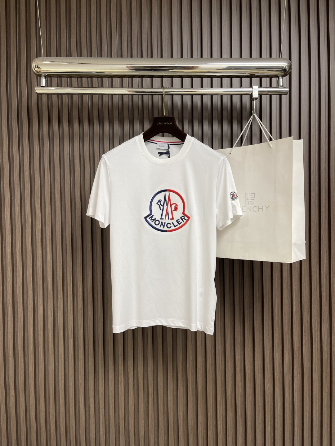 NO:456973,MONCLER embroidered short-sleeved T-shirt, with 20 strands of plain fabric, 220 grams of fabric, and the fabric is washed and fixed and fixed. The thread is matched with 1*1 double yarn thread 260 grams. The embroidery is embroidered with imported machines, and the size and color of each letter are the same as the original. Made of cotton jersey knitted fabric, the overall thread is straight and delicate, the fabric is comfortable and soft, and the color is consistent without color difference. It can be matched with the same style to create a fashionable look, and control various occasions, customize auxiliary materials, complete three standards, the same style for men and women!  Size M-3XL, T-shirt,tees,t-shirt,alexander wang19860909MONCLER 刺绣标识短袖T恤,采用20支平纹面料,面料克左220克,面料布匹洗水固定版型与固色.螺纹搭配1*1双纱螺纹260克.刺绣采用进口机绣出完整绣品,每一个字母尺寸颜色都与原版一致.采用棉质平纹针织面料制成,整体走线平直细腻,面料舒适柔软,颜色一致无色差 能与同款搭配营造时尚造型,驾驭各种场合,定制辅料,三标齐全,男女同款！尺码M-3XL,,T-shirt,tees，t-shirt,alexander wang,Men's clothing