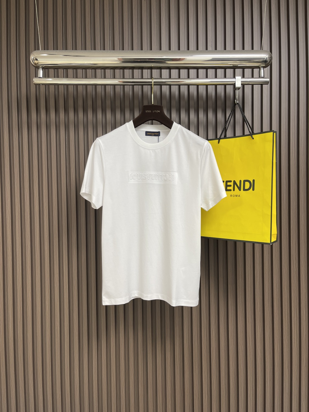 NO:499928,LV 2025SS Spring and Summer New Logo Couple Short-sleeved T-shirt, Seiko Letter Embossed, 32 double fully combed cotton textile fabric, simple and classic!  The fabric has a delicate and soft touch, and is very skin-friendly and breathable, making the upper body more fashionable and stylish!  All the details are perfect, and the quality can stand the scrutiny and inspection!  Casual loose style cut, versatile styles for both men and women, and paired with couple outfits is more eye-catching and pleasing to the eye. Size M-3XL, louis vuitton, T-shirt, tees, t-shirt, alexander wang19860909LV 2025SS春夏新款标识 logo 情侣款短袖T恤,精工字母压花,32支双全精梳棉纺织面料,简约经典！面料触感细腻柔软,着穿非常的亲肤透气,上身效果更加时髦有型！所有细节均相当完美,品质经得起推敲与检验！休闲宽松的版型裁剪,男女均可上身的百搭款式,搭配情侣装出街更为吸睛养眼.尺码M-3XL,,louis vuitton,T-shirt,tees，t-shirt,alexander wang,Men's clothing