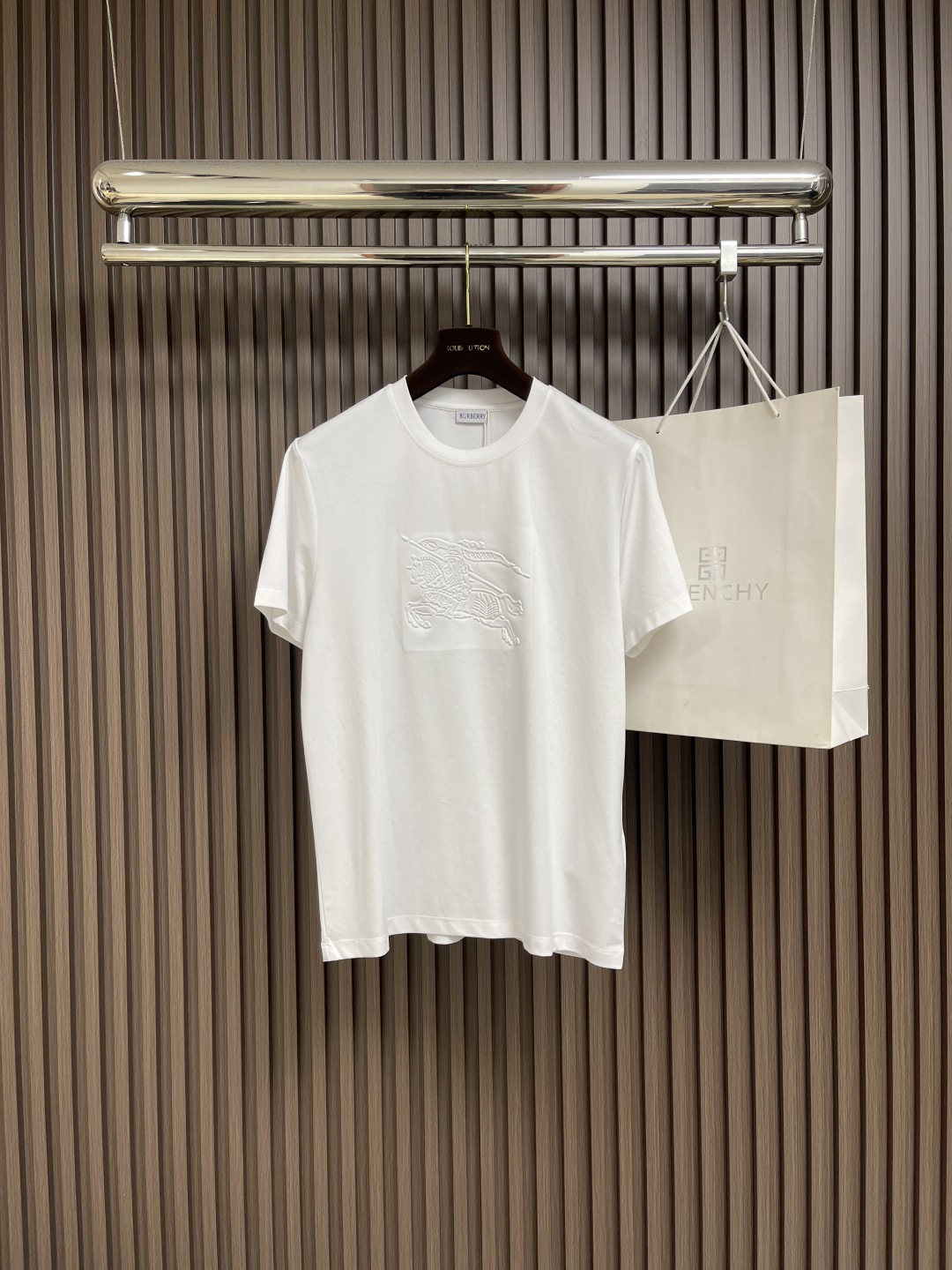 NO:456968,Burberry Spring and Summer New Mercerated Cotton Round Neck Short-Sleeve T-shirt, Embossed War Horse Mark T-shirt This spring and summer new Mercerated Cotton Round Neck Short-Sleeve T-shirt is made of high-quality mercerated cotton fabric, which is comfortable and breathable, giving you an excellent wearing experience. The front design of the T-shirt is simple and elegant, and the round neck design is classic and fashionable, and it is easy to match with various bottoms. What's especially true is that this T-shirt imprints the war horse mark pattern on the T-shirt, presenting a unique visual effect. This not only highlights personality, but also expresses your pursuit of fashion trends. This T-shirt is suitable for spring and summer wear, whether it is daily leisure or outdoor activities, and can easily show your fashion style. Size M-3XL, burberry, T-shirt, tees, t-shirt, alexander wang19860909Burberry春夏新款丝光棉圆领短袖t恤,压印战马标t恤这款春夏新款丝光棉圆领短袖t恤,采用了高品质的丝光棉面料,穿着舒适透气,给您带来极佳的穿着体验.t恤的正面设计简洁大方,圆领设计经典时尚,易于搭配各种下装.特别的是,这款t恤将战马标图案压印在t恤上,呈现出独特的视觉效果.这不仅彰显了个性,也表达了您对时尚潮流的追求.这款t恤适合春夏季节穿着,无论是日常休闲还是户外活动,都能让您轻松展现时尚风格.尺码M-3XL,,burberry,T-shirt,tees，t-shirt,alexander wang,Men's clothing