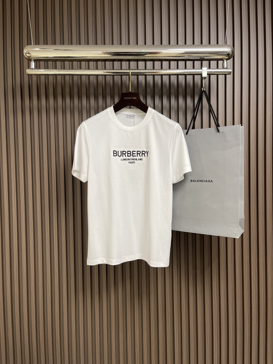 NO:456961,Burberry 2025ss Spring and Summer New Letter Logo Printed Short-Sleeve T-shirt, the design is very clean and refreshing, full of youthful vitality, the concave shape is absolutely beautiful, the classic small round neck design is simple and easy to wear, and the eye-catching is full of attention when walking on the street. Size M-3XL, burberry, T-shirt, tees, t-shirt, alexander wang19860909Burberry 2025ss春夏新款字母logo印花短袖T恤,设计感十足干净又清爽 满满的青春活力 凹起造型来妥妥的好看经典的小圆领设计简洁好穿 走在街上吸睛度满分.尺码M-3XL,,burberry,T-shirt,tees，t-shirt,alexander wang,Men's clothing