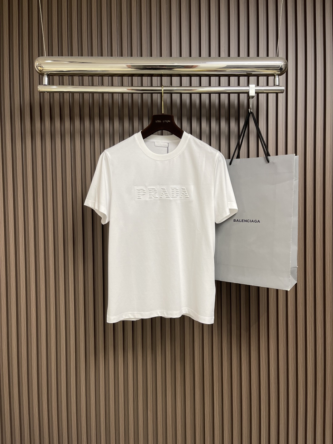 NO:456956,Prada 2025SS early autumn classic embossed logo round neck T-shirt. Different craftsmanship presents a different sense of fashion, giving the overall details highlights. The letter logo on the chest is presented with concave and convex technology. There are many details highlights. The combination of the style cut, the neckline slightly fits the fashion trend of the neck, the fabric is made of high-string mercerized cotton, the surface has a warm and lanyard, skin-friendly and breathable, and the texture is shown. Size M-3XL, prada,tees, t-shirt, alexander wang19860909Prada 2025SS早秋经典款压花logo圆领T恤 不同工艺呈现不一样的时尚感 让整体很有细节亮点,胸口字母logo采用凹凸工艺来呈现 很有细节亮点 合体的版型剪裁, 领口微微贴合颈部时尚潮流,面料采用高支丝光棉质地,表面有着温润的光着感,亲肤透气显质感,尺码M-3XL,,prada,tees，t-shirt,alexander wang,Men's clothing