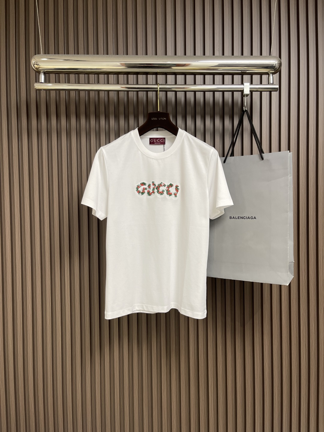 NO:456976,GUCCI 2025FW embroidered logo short-sleeved T-shirt, using color-dyeing pure cotton fabric, 32s double yarn pure cotton fabric, 230g; cotton fabric is a high-quality knitted cotton fabric, with double-stranded yarn, so it has better elasticity and wear resistance. This fabric has a high yarn density and soft texture. At the same time, this fabric also has good wrinkle resistance, classic round neck loose original straight style. Size M-3XL, gucci, T-shirt, tees, t-shirt, alexander wang19860909GUCCI 2025FW刺绣logo仔章短袖T恤,采用对色定染纯棉质面料,32s双纱纯棉面料,230g；棉质面料是一种优质的针织棉面料,其织物组织为双股纱,因此具有更好的弹性和耐磨性.这种面料的纱线密度较高,质地柔软,同时,这种面料也具有较好的抗皱性能,经典圆领宽松原直筒版型.尺码M-3XL,,gucci,T-shirt,tees，t-shirt,alexander wang,Men's clothing