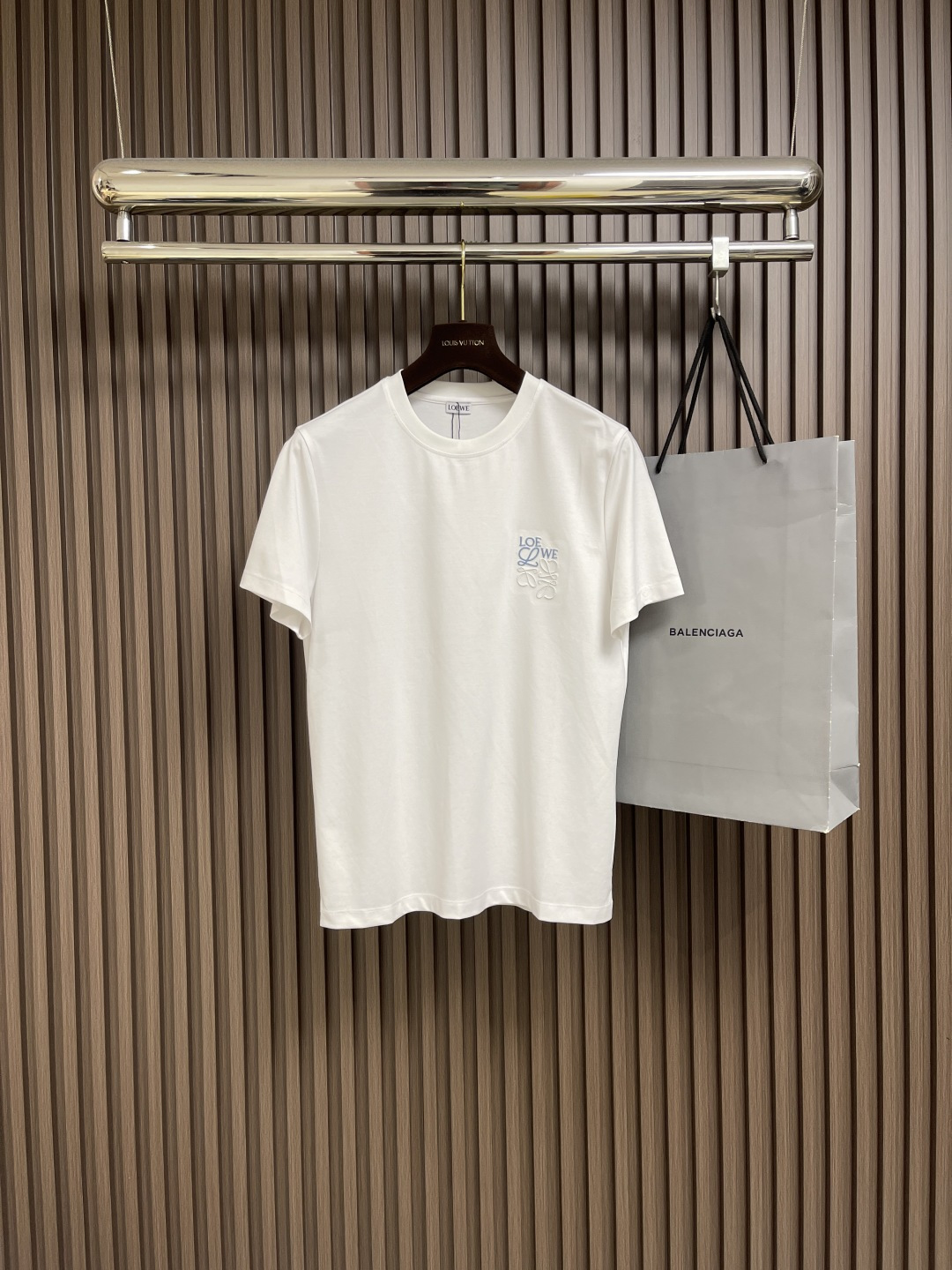 NO:456966,LOEWE chest small-label embroidered short-sleeved T-shirt, using 20 plain-patterned cotton, threads using 1*1 Sorona thread, embroidery using three-dimensional embroidery, matte embroidery thread, inner pad washing cotton.  Make clothes not tight and wrinkle when washed. The overall wiring is straight and delicate, the fabric is comfortable and soft, and the color is consistent and there is no color difference. It can be matched with the same style to create a fashionable look, and can handle various occasions, customize auxiliary materials, complete three standards, and the same style for men and women!  Size M-3XL, loewe, T-shirt,tees, t-shirt,alexander wang19860909LOEWE 胸口小标刺绣短袖T恤,采用20支平纹优棉,螺纹采用1*1索罗娜螺纹,绣花采用立体刺绣 哑光绣花线 内里搭垫洗水棉．让衣服晒洗时不会紧皱 整体走线平直细腻,面料舒适柔软,颜色一致无色差 能与同款搭配营造时尚造型,驾驭各种场合,定制辅料,三标齐全,男女同款！尺码M-3XL,,loewe,T-shirt,tees，t-shirt,alexander wang,Men's clothing