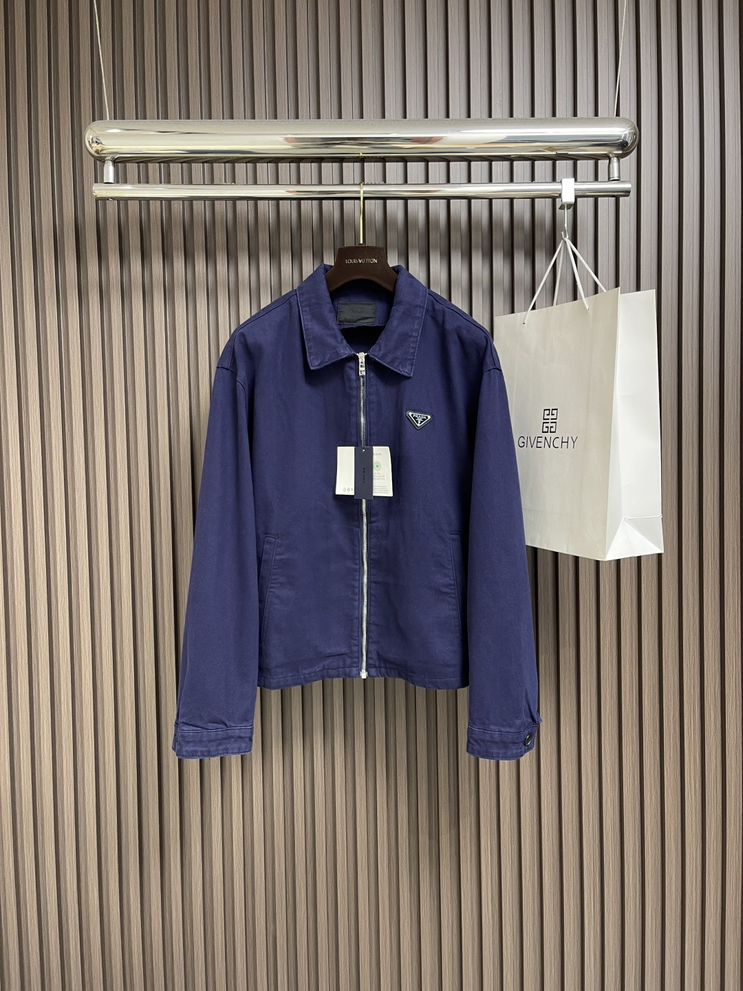 NO:493021,Prada triangular old denim jacket, custom-made nano-smillet worsted denim, with blue as the background color, the iconic triangle logo is embedded on the jacket, low-key but highly recognizable. Washing water is retro and old, removing stains and fading through special solutions, fading through strong washing, making its color more even. Size S-XL, prada, jackets & coats, alexander wang19860909Prada 三角标做旧牛仔夹克,定制纳米品蓝精纺牛仔布,以品蓝色为底色,标志性三角形徽标镶嵌在夹克之上,低调却极具辨识度.洗水复古做旧,通过特制溶液去除污渍且轻微的褪色,通过强烈的洗涤方式来褪色,使其颜色更为均匀.尺码S-XL,,prada,jackets & coats,alexander wang,Men's clothing