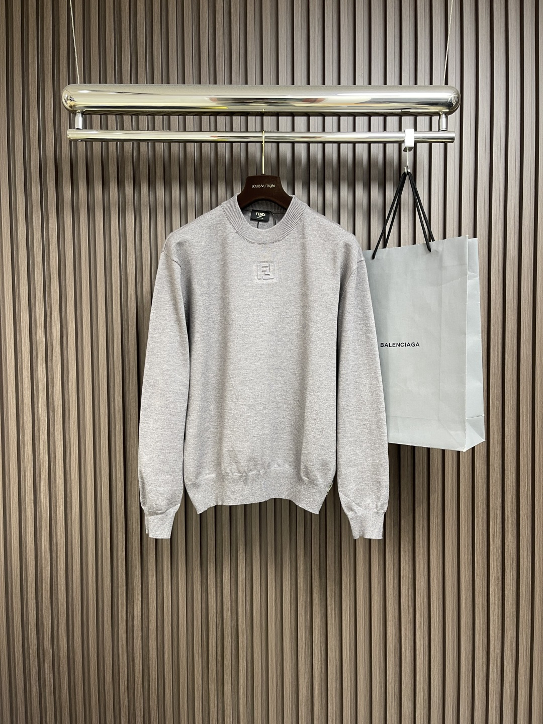 NO:499944,FENDI double F embossing base knit sweater, chest embossing is made of high temperature 160 degrees hot press, original 1:1 quantitative size and double F size. Laundry washing water makes the feel and removes impurities on the surface of the wool surface. At the same time, the clothing style is effectively fixed. Standard tailored round-neck pullover. The chest and ribbed edges are embossed FF details. Size S-XL, fendi, alexander wang19860909FENDI双F压花打底针织衫,胸前压花采用高温160度烫压,原版1: 1定量尺寸与双F大小.成衣洗水做手感与去除羊毛面表面杂质.同时有效固定衣服版型.标准剪裁圆领套头衫.胸部和罗纹边饰以压花FF细节.尺码S-XL,,fendi,alexander wang,Men's clothing