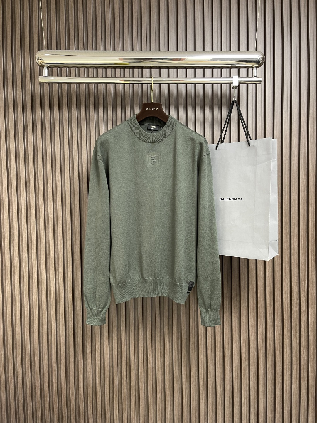 NO:498141,FENDI double F embossing base knit sweater, chest embossing is made of high temperature 160 degrees hot press, original 1:1 quantitative size and double F size. Laundry washing water makes the feel and removes impurities on the surface of the wool surface. At the same time, the clothing style is effectively fixed. Standard tailored round-neck pullover. The chest and ribbed edges are embossed FF details. Size S-XL, fendi, alexander wang19860909FENDI双F压花打底针织衫,胸前压花采用高温160度烫压,原版1: 1定量尺寸与双F大小.成衣洗水做手感与去除羊毛面表面杂质.同时有效固定衣服版型.标准剪裁圆领套头衫.胸部和罗纹边饰以压花FF细节.尺码S-XL,,fendi,alexander wang,Men's clothing