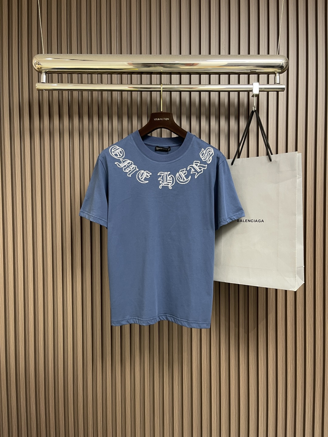 NO:470646,CH Crowxin 2025FW spring and summer new logo embroidered round neck T-shirt, using heavyweight 320G double yarn combed cotton material, with a strong three-dimensional feeling on the upper body, and adopts the ten thousand needle embroidery series!  Size M-3XL, Chrome hearts,tees, t-shirt,alexander wang19860909CH克罗心 2025FW春夏新款logo刺绣圆领T恤,采用重磅320G双纱精梳棉材质 上身立体感强 采用万针刺绣系列工艺！尺码M-3XL,,chrome hearts,tees，t-shirt,alexander wang,Men's clothing