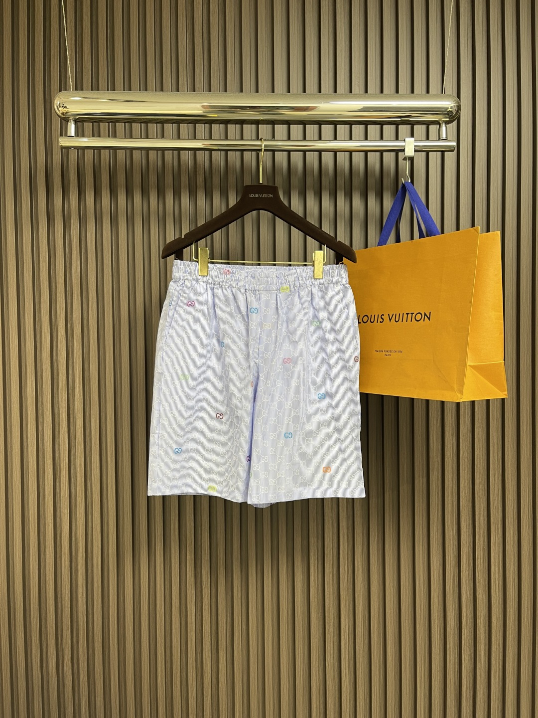 NO:461426,Tops, shorts, GUCCI 2025ss new striped cotton bowling shirt, shorts shorts suit. In the new season, the brand's classic elements continue to be renovated. This regular style shirt is ingeniously crafted by light blue and white striped cotton, embellishing the whole body with multi-color GG cuts to add a lively texture. Size S-XL, gucci, shorts, shirts, T-shirt, alexander wang19860909上衣 短裤 GUCCI 2025ss新款条纹棉质保龄球衫短袖衬衫短裤套装.在新一季继续焕新演绎品牌经典元素.这款常规版型衬衫以浅蓝色和白色条纹棉匠心打造,缀饰通体多色GG切丝,增添灵动质感.尺码S-XL,,gucci,shorts,shirts,T-shirt,alexander wang,Men's clothing