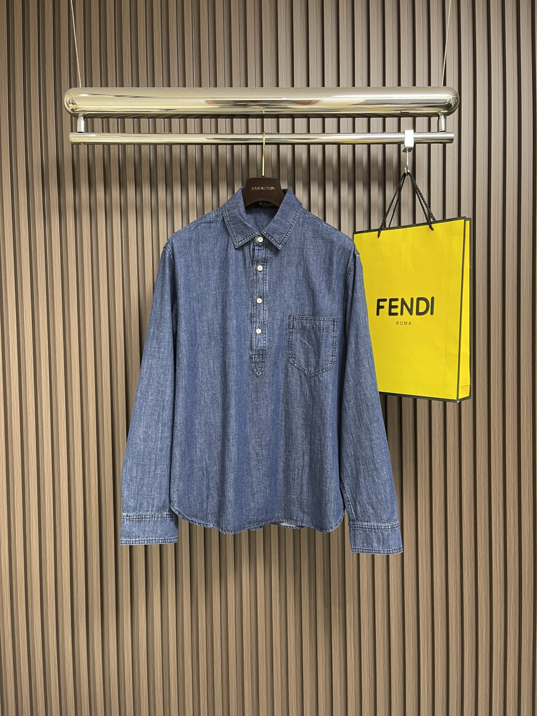 NO:461382,LP Loropiana 2025ss new Evie half-wide corner collar button-up shirt, wears 'natural slack' on your body. The classic lapel is neat and elegant, the single-row buttons are simple and neat, and the delicate texture is hidden between the opening and closing. The chest pocket design is practical and adds a bit of casualness. It is very convenient to hold a small item on your daily basis. Whether it is paired with trousers during commuting or casual daily denim, you can easily grasp the high-end slack feeling, blending nature and exquisiteness into every inch of fabric, interpreting a unique dressing philosophy!  Size S-XL, loro piana, loro piana,shirts,alexander wang19860909LP Loropiana 2025ss新款Evie 半宽角领纽扣衬衫,把'自然松弛'穿在身上.经典翻领利落大方,单排纽扣简约利落,开合间藏着细腻质感.胸前口袋设计,实用又添几分随性,日常随手揣个小物件超方便～不管是通勤时搭配西裤,还是休闲日配条牛仔,都能轻松拿捏高级松弛感,把自然与精致融进每一寸面料里,诠释独一份的穿衣哲学！尺码S-XL,,loro piana,loro piana,shirts,alexander wang,Men's clothing