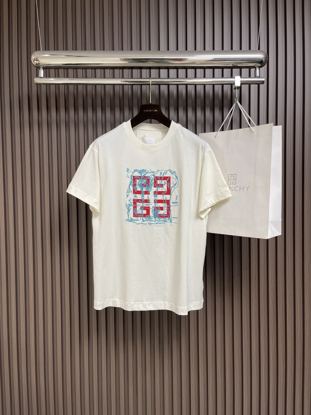 NO:461396,GIVENCHY 2025SS 4G printed logo short-sleeved!  Customized apricot pure cotton fabric, complete imported cotton yarn, the front is decorated with 4G logo print, and the Tomo embroidery artistic pattern design, the sleeves are embroidered with GIVENCHY LOGO embroidery, and the custom iconic ribbed neckline. Size S-XL, given,tom ford,T-shirt,alexander wang19860909GIVENCHY 2025SS 4G印花logo短袖！定制杏色纯棉面料,做到全棉进口纱线,正面饰以4G logo印花,饰有Tomo刺绣艺术图案设计,袖子饰以同色系GIVENCHY LOGO刺绣,定制标志性罗纹领口.尺码S-XL,,givenchy,tom ford,T-shirt,alexander wang,Men's clothing