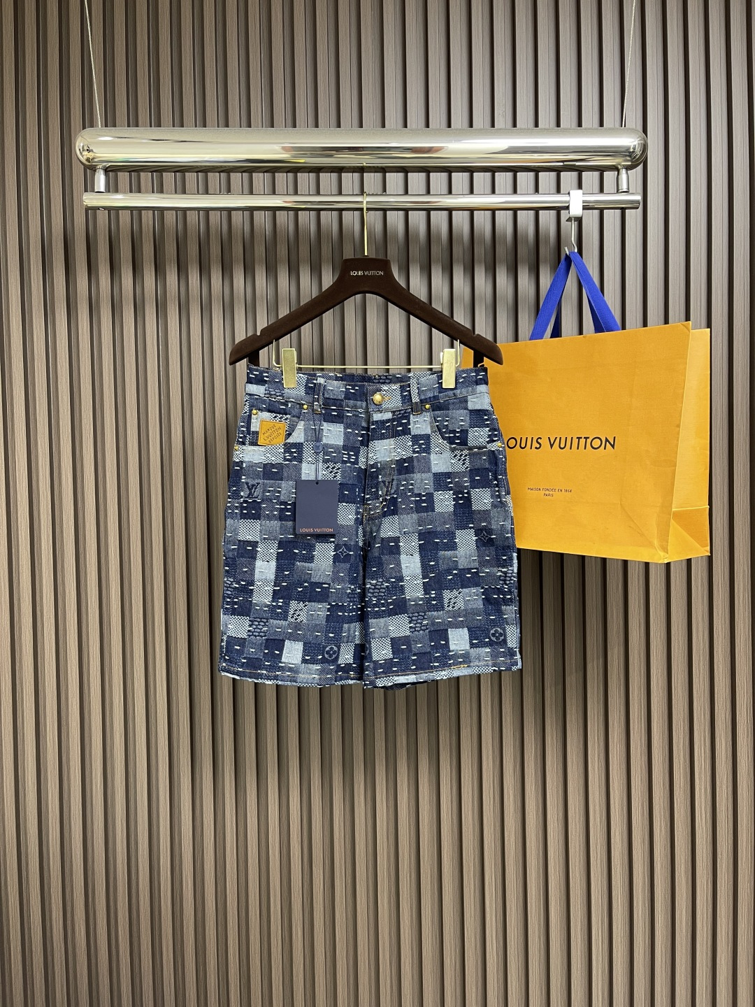 NO:461371,L co-branded denim shorts, this is the third season of NIGO co-branded denim. It uses jacquard embellished chessboard craftsmanship, which is a must-have for daily and casual vacations. The patch pockets on the chest position the jacquard letters on the checkerboard mat and match the matching denim to create a fresh and trendy flavor. Loose version jacquard embellished chessboard mat custom hardware buttons. Size S-XL, shorts, alexander wang19860909L联名款牛仔短裤,这是第三季NIGO联名牛仔,采用提花点缀棋盘格的工艺,是日常和休闲度假必选的,胸前的贴袋定位棋盘格的提花字母,搭配配套的牛仔,打造出清新潮流风的风味.宽松版 提花点缀棋盘格 定制五金扣子.尺码S-XL,,shorts,alexander wang,Men's clothing