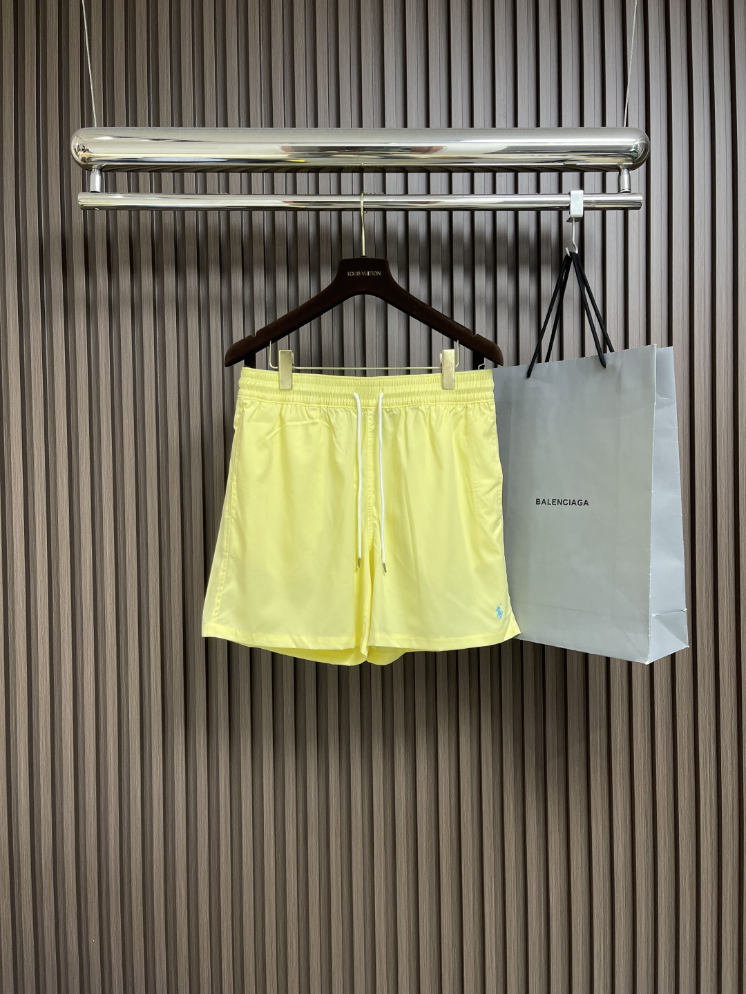 NO:470662,LP Ralph Laure RL embroidered drawstring loose sunscreen swimming trunks, polyester fiber, the texture is quite wow!  This fabric is not only lightweight, but also has first-class sun protection performance and can effectively block ultraviolet rays!  The iconic pony embroidery on the left trouser legs has fine and even stitches, smooth and natural lines. The pony's image is lifelike, just like running on the pants' legs vividly. This embroidery is not only firm and not easy to fall off, but also adds a touch of exquisiteness to the whole pants!  The drawstring is designed to be convenient and practical. You can adjust the elasticity and tightness according to your waist circumference, and do whatever you want. Moreover, the drawstring is of great quality and will not wear or break easily, and it is full of durability!  The height of the mid waist is just right, it will not be too tight or fall down, and it is very comfortable when wearing and moving. The loose trouser legs are even more unique, and they will not tightly bind your legs!  Size S-XL, loro piana, alexander wang19860909LP Ralph Laure拉夫劳伦RL刺绣抽绳宽松防晒泳裤,聚酯纤维,那质感相当哇塞！这种面料不仅轻便,而且防晒性能一流,能有效阻挡紫外线！左侧裤脚那标志性的小马刺绣,针脚细密均匀,线条流畅自然,小马的形象栩栩如生,就像是活灵活现地在裤脚上奔跑一样,这刺绣不仅牢固,不容易脱落,还为整条裤子增添了一抹精致的气息！抽绳设计方便又实用,你可以根据自己的腰围随意调节松紧,怎么舒服怎么来.而且抽绳的质量超棒,不会轻易磨损或者断裂,耐用性十足！中腰的高度恰到好处,不会勒得慌,也不会往下掉,穿着活动的时候特别自在.宽松的裤腿更是一绝,不会紧紧束缚住双腿！尺码S-XL,,loro piana,alexander wang,Men's clothing