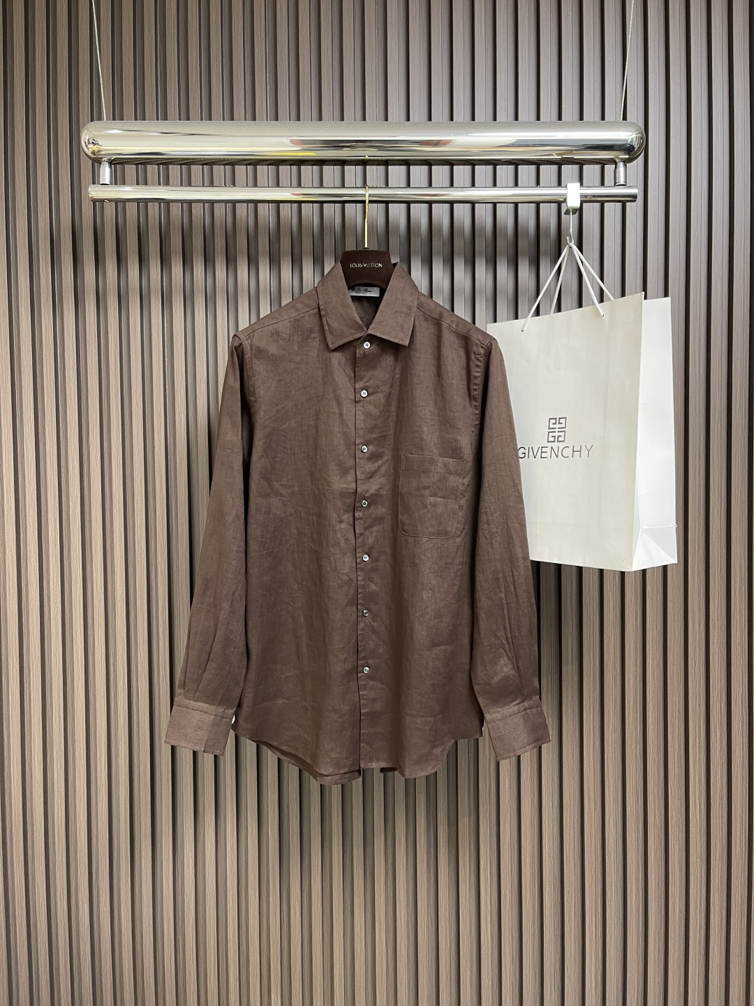 NO:470676,LP Loro Piana Classic One-piece Collar Andre Open Collar Casual Line Shirts, Loro Piana's Andre Shirts are designed with lapels, which can be worn open as a coat, allowing you to create a unique temperament. This brand's signature shirt is specially made of linen fabric in this spring and summer collection, which gives a refreshing sense of wear in a loose and soft look. Special treatment makes the fabric softer, smoother, more drape and less likely to wrinkle. A rare treasure for men who pursue elegance and casualness. A pocket on the chest and a pleated four-eyed mother-of-pearl button on the back. Size S-XL, loro pigana, loro pigana, shirts, alexander wang19860909LP Loro Piana 经典一片领Andre开领休闲亚麻衬衣,Loro Piana 卓尔不群的Andre衬衫为翻领设计,可以敞开着当外衣穿,让您打造与众不同的气质.这款品牌标志性衬衫在此春夏系列特别采用亚麻面料制作,松柔外观中透出清爽的穿着感.特别处理使面料更加柔软、顺滑,更富垂坠感且不易起皱.为追求高雅、休闲兼蓄的男士献上一件百不一遇的珍品.胸前设有口袋,背部装饰褶裥四眼珍珠母贝纽扣.尺码S-XL,,loro piana,loro piana,shirts,alexander wang,Men's clothing