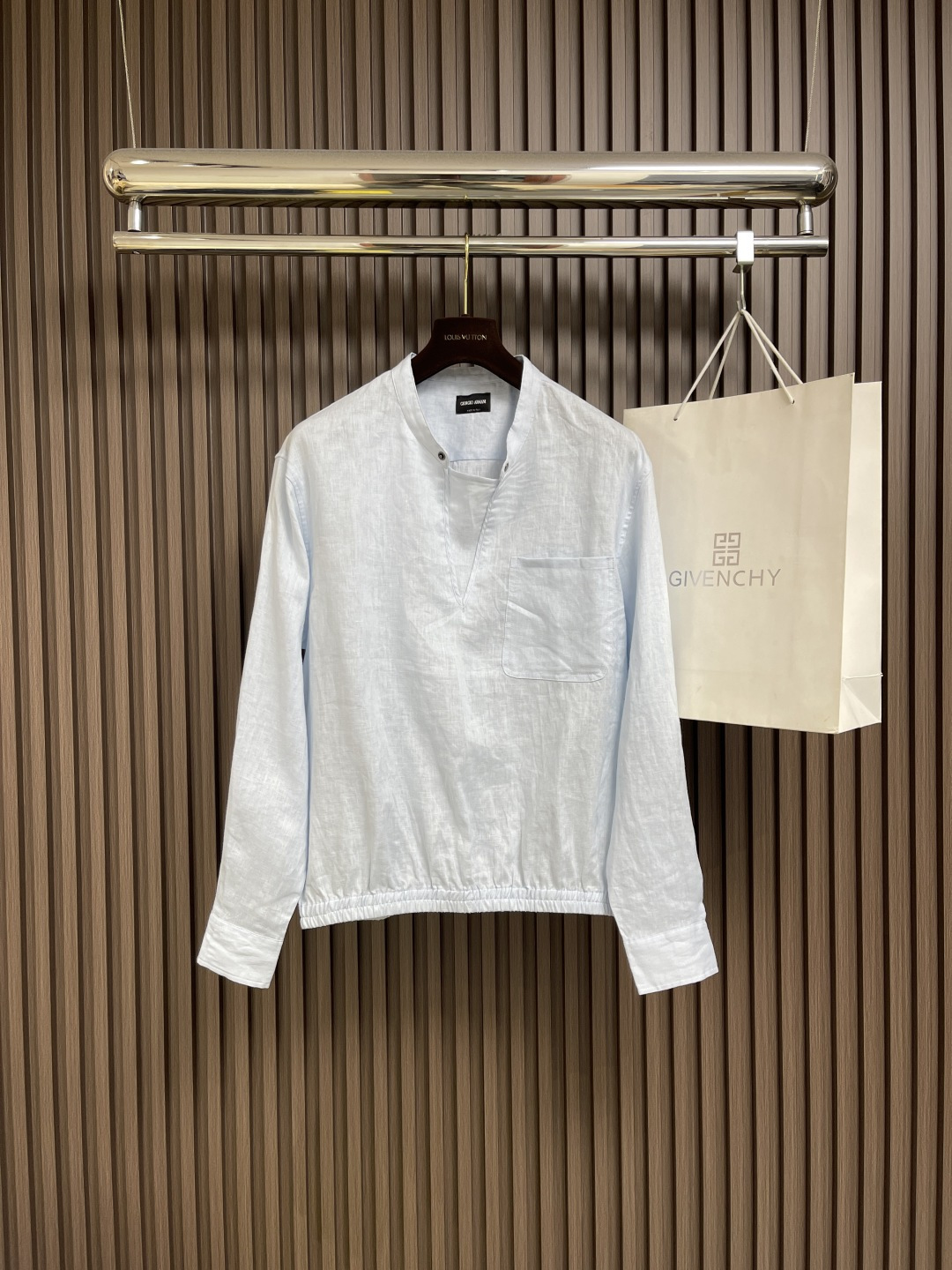 NO:470671,ARMANI Main Line The new season's solid color pullover, linen, light blue, super beautiful. This shirt is made of elastic linen fiber, light and wide, breathable and skin-friendly, and fully expresses casual and elegant style. It is a selection of items in a casual wardrobe. It is paired with a sailor collar and chest pocket to add exquisite style, fit style, sailor collar, shirt cuffs, elastic hem, chest patch pocket. Size S-XL,,armani,shirts,alexander wang19860909ARMANI 主线 当季新款纯色套头衫,亚麻,淡淡的蓝超好看,这款衬衫采用弹性亚麻纤维制成,轻盈挺阔,透气亲肤,尽释随性优雅风范,是休闲衣橱中的精选单品,搭配水手领和胸袋,平添精致格调,合身版型,水手领,衬衫式袖口,松紧下摆,胸口贴袋.尺码S-XL,,armani,shirts,alexander wang,Men's clothing