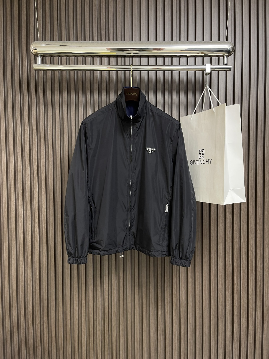 NO:493012,Prada Prada triangle logo double-sided zipper jacket, customized dyed nylon fabric, side pocket triangle hardware embellishment, original custom collar mark washing mark. Customized hardware zipper, original consistent hardware. The most classic iron triangle logo series is also the most classic design, the upper body is versatile and not picky. Size S-XXL,, prada, prada, jackets & coats, alexander wang19860909prada 普拉达三角徽标双面穿拉链外套,定制定染尼龙面料,侧边口袋三角标五金点缀,原版定制领标洗水唛.定制五金拉链,原版一致五金.最经典的铁三角徽标系列也是最经典的设计,上身百搭好穿不挑人.尺码S-XXL,,prada,prada,jackets & coats,alexander wang,Men's clothing