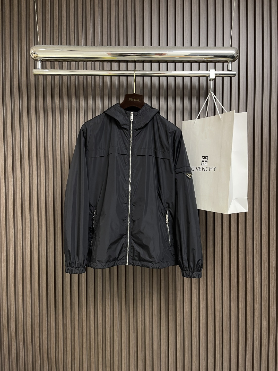 NO:493018,Prada triangular zipper hooded jacket jacket, custom-made velvet brocade twill satin, the iconic Prada triangular jewel embellishes sleeve arms, and the pocket design is cleverly integrated. The human body triangular zipper is cut back to the traditional craftsmanship, and the so-called slow work and fine work is respect for the material. The template machine zipper bag, preset templates to guide the position of the zipper bag, shape and size, and accuracy ensures the quality of the pull-out bag effect. Size S-XXL,,prada, jackets & coats, jackets & coats,hats,alexander wang19860909Prada 三角标拉链连帽夹克外套,定制韵致绒锦斜纹缎料,标志性Prada三角标点缀袖臂,加以口袋设计巧妙融合.人体立体裁剪,回归传统工艺手法,通过分割 折叠 抽缩 拉展技术手法,所谓慢工出细活,是对材料的尊重.模板机拉链袋,预设的模板来指导拉链袋的位置 形状和大小,精确性确保了拉袋效果质量.尺码S-XXL,,prada,jackets & coats,jackets & coats,hats,alexander wang,Men's clothing