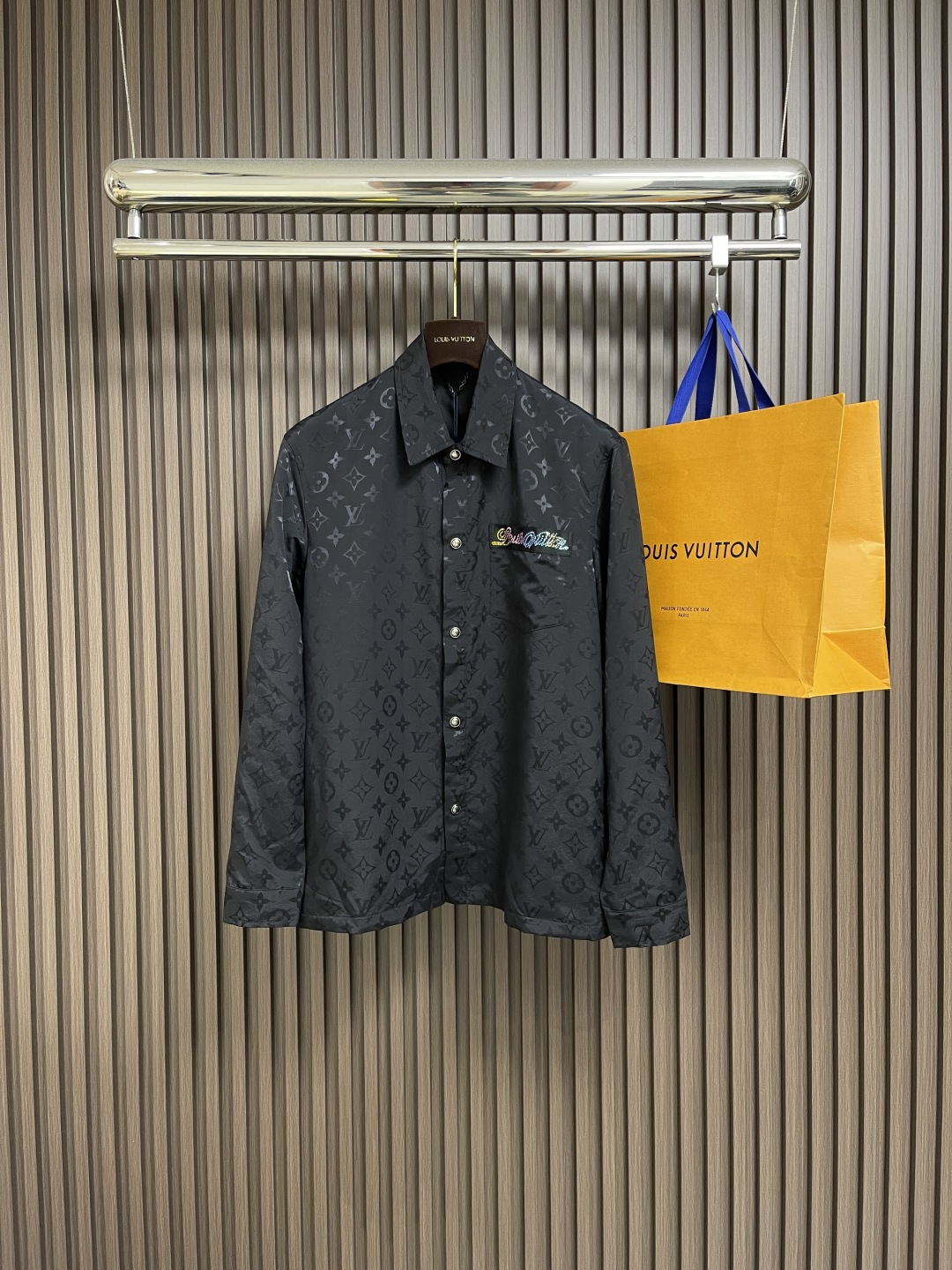 NO:487900,LV ss early autumn new rhinestone logo presbyterian black silk long-sleeved shirt This black silk is decorated with a Monogram woven pattern in the same color scheme, with exquisite cloud pattern finish. The chest pocket is decorated with rhinestone Louis Vuitton logo and the back is decorated with L.Vuitton brand logo details. This elegant work is loose in style. Size S-XL, louis vuitton, louis vuitton, shirts, real silk, alexander wang19860909LV ss早秋新款水钻标志老花黑色真丝长袖衬衫 这款黑色真丝饰有同系配色Monogram梭织图案,饰有精致的云纹饰面.胸袋饰有水钻路易威登标志,背面饰有 L.Vuitton品牌标志细节.这款优雅的作品,宽松的版型.尺码S-XL,,louis vuitton,louis vuitton,shirts,real silk,alexander wang,Men's clothing