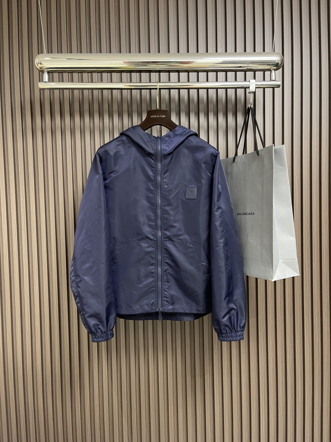 NO:492990,The new double-sided windproof hooded jacket with waterproof recycled nylon is made of a vibrant choice for the season change. It embosses the Marque L.Vuitton deposee embossed leather patches, and the full Damier jacquard pattern is displayed when flipped. The Marque L.Vuitton deposee logo is cleverly hidden in it!  Size; S-XL, louis vuitton, jackets & coats, jackets & coats, hats, alexander wang19860909LV ss新款双面防风连帽夹克外套,取材防水再生锦纶,成就换季时节的活力之选,点缀 Marque L.Vuitton deposee 压纹皮革贴饰,翻转即现全幅Damier 提花图案,Marque L.Vuitton deposee 标识巧妙藏匿其间！尺码；S-XL,,louis vuitton,jackets & coats,jackets & coats,hats,alexander wang,Men's clothing