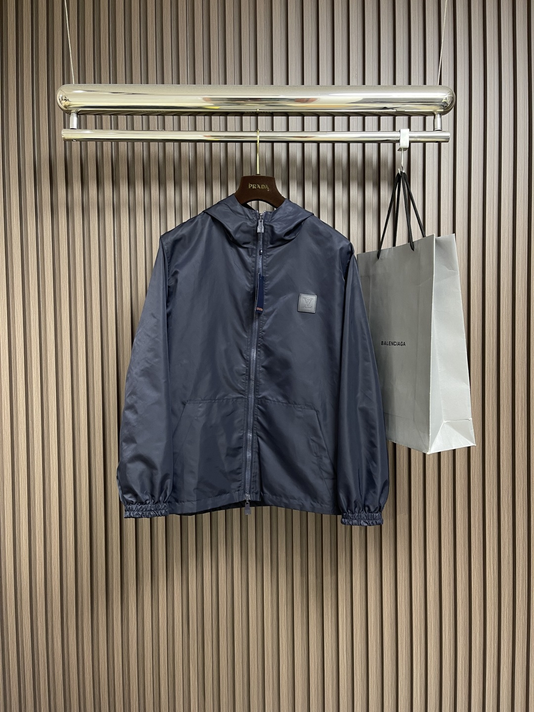 NO:492987,The new double-sided windproof hooded jacket with waterproof recycled nylon is made of a vibrant choice for the season change. It embosses the Marque L.Vuitton deposee embossed leather patches, and the full Damier jacquard pattern is displayed when flipped. The Marque L.Vuitton deposee logo is cleverly hidden in it!  Size; S-XL, louis vuitton, jackets & coats, jackets & coats, hats, alexander wang19860909LV ss新款双面防风连帽夹克外套,取材防水再生锦纶,成就换季时节的活力之选,点缀 Marque L.Vuitton deposee 压纹皮革贴饰,翻转即现全幅Damier 提花图案,Marque L.Vuitton deposee 标识巧妙藏匿其间！尺码；S-XL,,louis vuitton,jackets & coats,jackets & coats,hats,alexander wang,Men's clothing