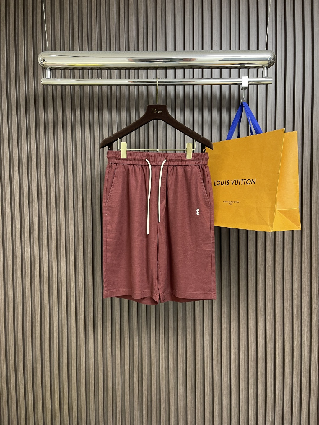 NO:467836,YSL fixed linen burgundy casual shorts, summer handsome men go out, how can this YSL red casual shorts be missing?  It uses high-quality linen fabric, natural and breathable, can quickly dissipate heat, bid farewell to the stuffy heat, and keep you refreshing in the hot summer. The classic burgundy tone is rich and elegant, and the upper body easily enhances the sense of fashion and high-end. The drawstring design at the waist can be adjusted freely according to the body shape to ensure that it is comfortable and fit without strangling. The trouser body is simple and neat, without too many complicated decorations, and the pockets on both sides are convenient for placing small objects. The tailoring of the legs is just right, showing casualness and freedom when walking. There is also a delicate YSL embroidery logo that low-key highlights the brand identity and luxury texture. Whether it is matched with a simple white T or a personalized print, it can help you easily create a unique and charming casual look. Size XS-L, saint laurent, shorts, alexander wang19860909YSL 定织亚麻酒红色休闲短裤,夏日型男出街,怎能少了这条YSL麻红色休闲？它采用高品质亚麻面料,天然透气,能迅速排散热量,告别闷热,让你在炎炎夏日也能保持清爽.经典酒红色调,浓郁而不失雅致,上身轻松提升时尚感与高级感.腰部的抽绳设计,可根据身形自由调节,确保舒适贴合不勒身.裤身简约利落,没有过多繁杂装饰,两侧口袋方便放置小物件 .裤腿处的剪裁恰到好处,走动间尽显随性洒脱.还有精致的YSL刺绣标志,低调彰显品牌身份与奢华质感.无论是搭配简约白T还是个性印花,都能助你轻松打造出独具魅力的休闲造型.尺码XS-L,,saint laurent,shorts,alexander wang,Men's clothing