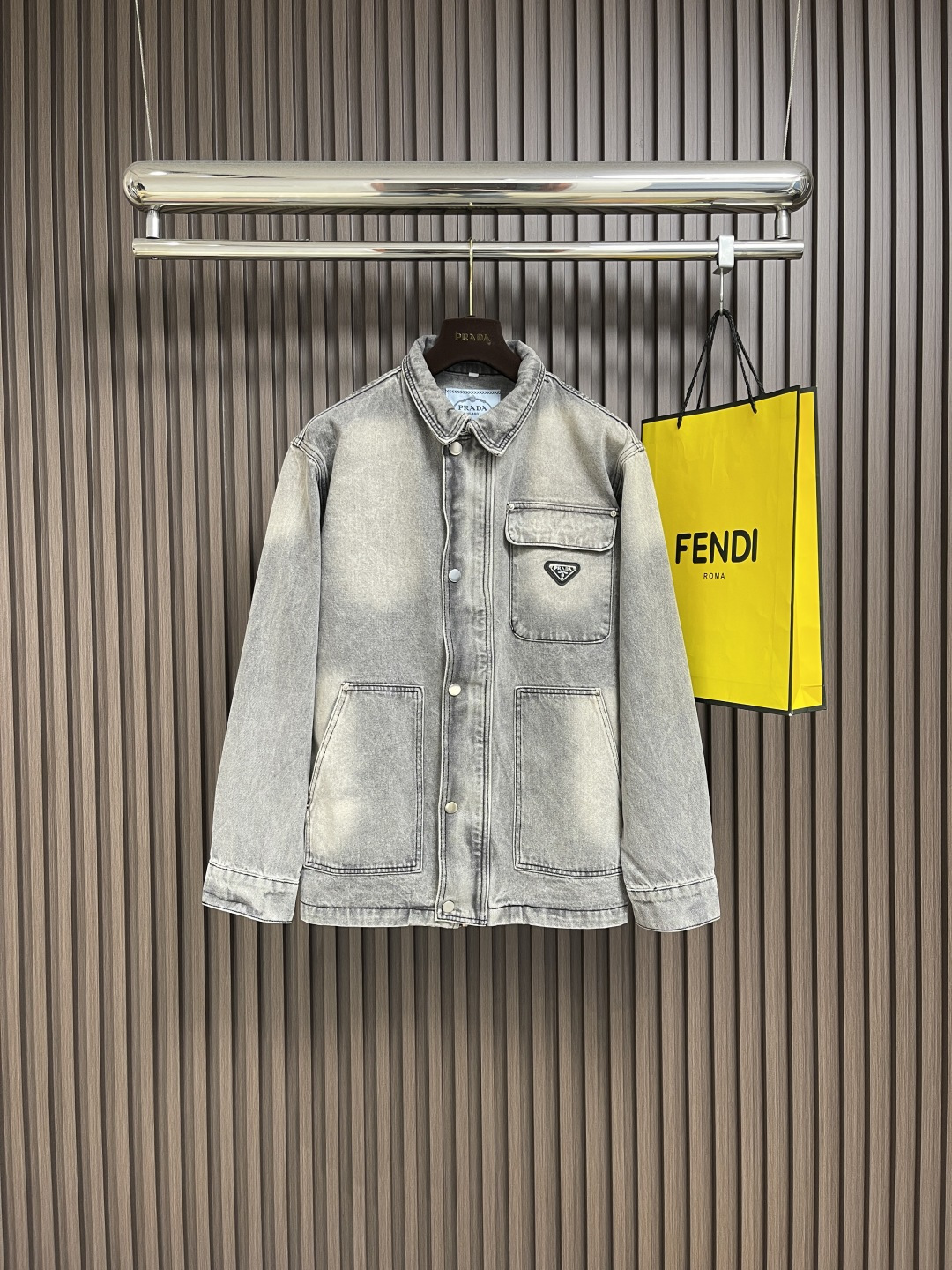 NO:461388,Prada 2025FW early autumn triangle-washed denim jacket, made in Italy high-density equipment. The original embryo base does not contain spandex and has almost no elasticity, conveying the simplicity of the denim item itself. Vulcanized black fabric, re-fermented grinding and fried salt, the effect of washing water, and the ready-made garments must be washed with water before the keyhole can be carried out in the back. Through washing and gravel grinding, it will form an old texture and excessively natural color. All auxiliary materials and hardware are customized to the pair of chest cowhide bottom triangle marks, mirror opening and closing buckles, and lettering zippers. Size S-XL, prada, jackets & coats, cowhide, alexander wang19860909Prada 2025FW早秋三角标水洗牛仔外套,意大利高密度器械制造.原胚底不含氨纶几乎无弹,传达牛仔单品本身的拙朴质感.硫化黑面料,重酵磨炒盐渐变洗水效果,成衣还要经过水洗脱浆后才可后道进行锁眼,通过洗水及砂石打磨,形成做旧质感,色泽过度自然.全辅料五金全部定制对版胸口牛皮底三角标、镜面开合扣、刻字拉链条.尺码S-XL,,prada,jackets & coats,cowhide,alexander wang,Men's clothing